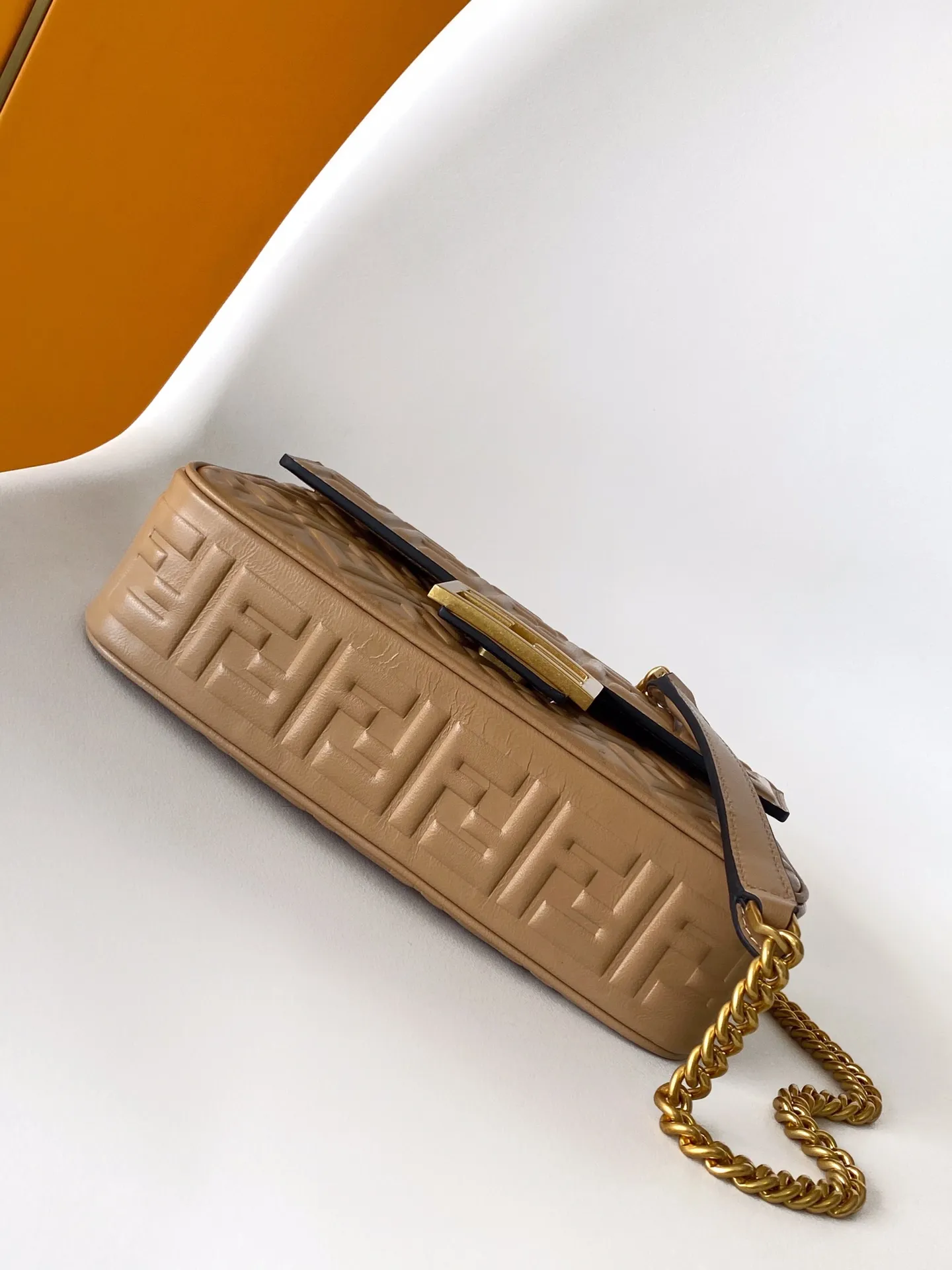 Fendi クラシックミディアムバッグ タンカラー チェーンショルダー - 画像 (5)