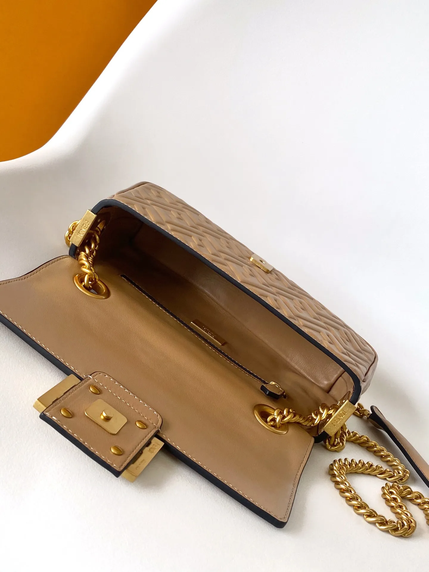 Fendi クラシックミディアムバッグ タンカラー チェーンショルダー - 画像 (6)