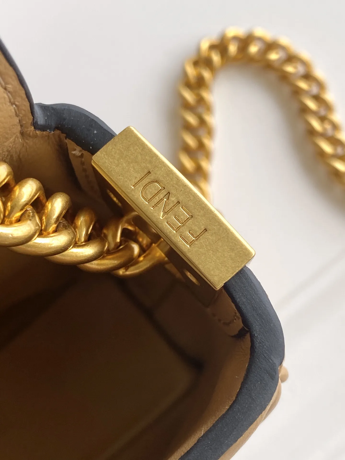 Fendi クラシックミディアムバッグ タンカラー チェーンショルダー - 画像 (7)