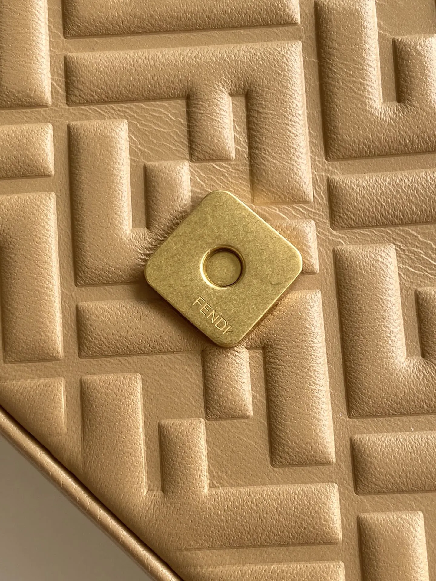 Fendi クラシックミディアムバッグ タンカラー チェーンショルダー - 画像 (8)