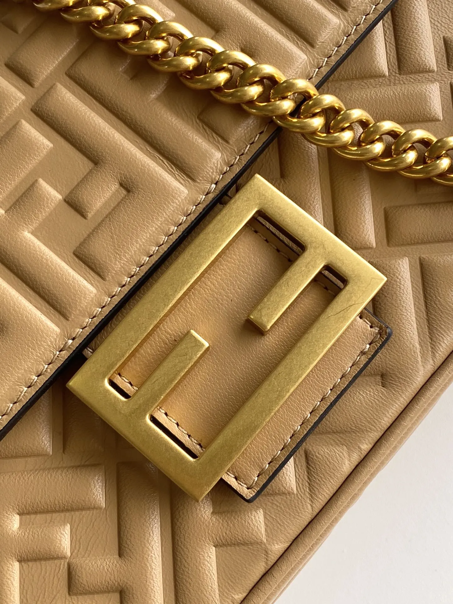 Fendi クラシックミディアムバッグ タンカラー チェーンショルダー - 画像 (9)