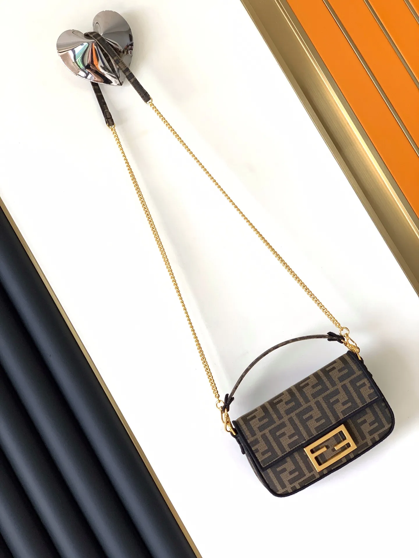 Fendi Baguette小号手袋ブラウンフラワー柄 - 画像 (10)