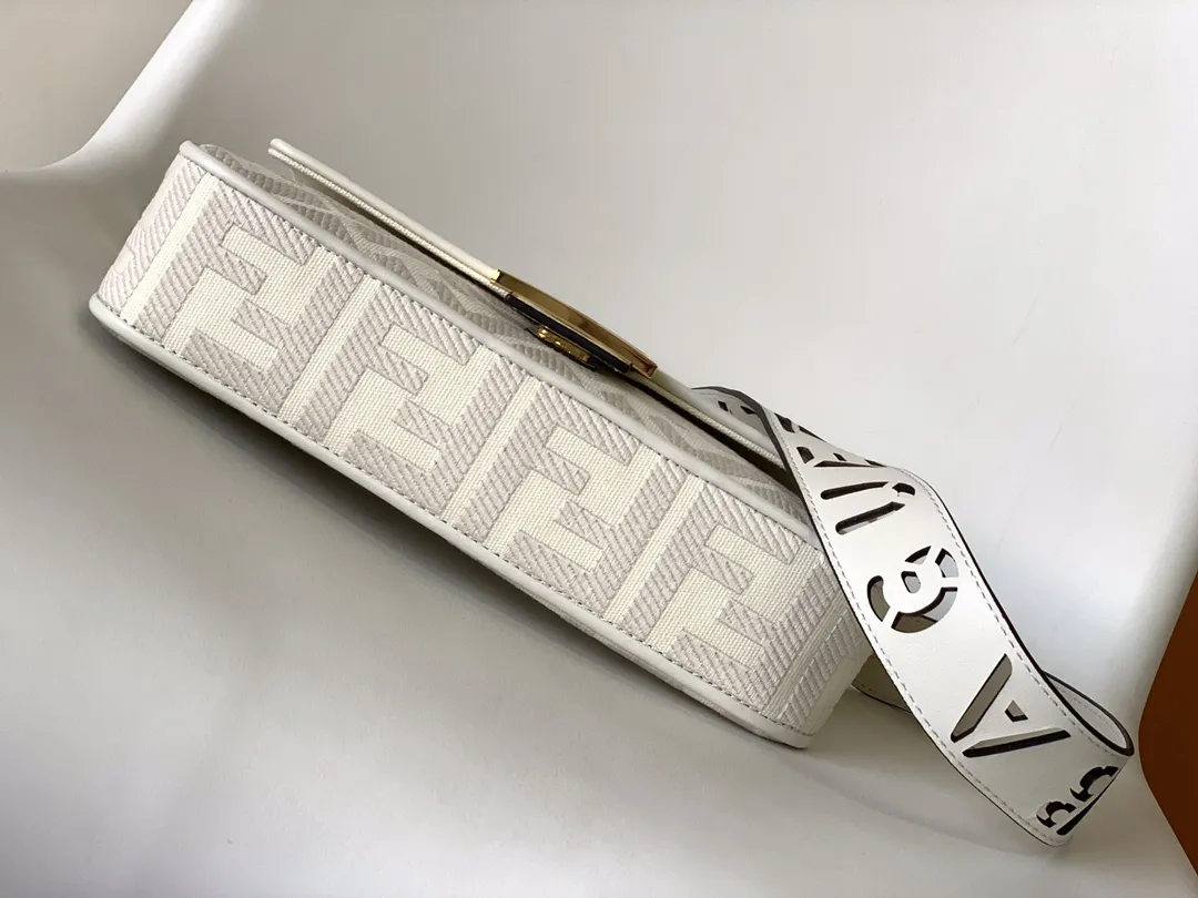 Fendi クラシックミディアムバッグ ホワイト FF刺繍 - 画像 (5)