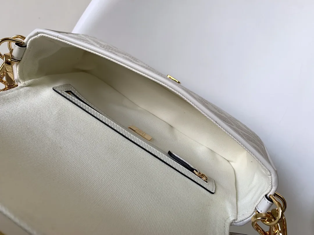 Fendi クラシックミディアムバッグ ホワイト FF刺繍 - 画像 (7)