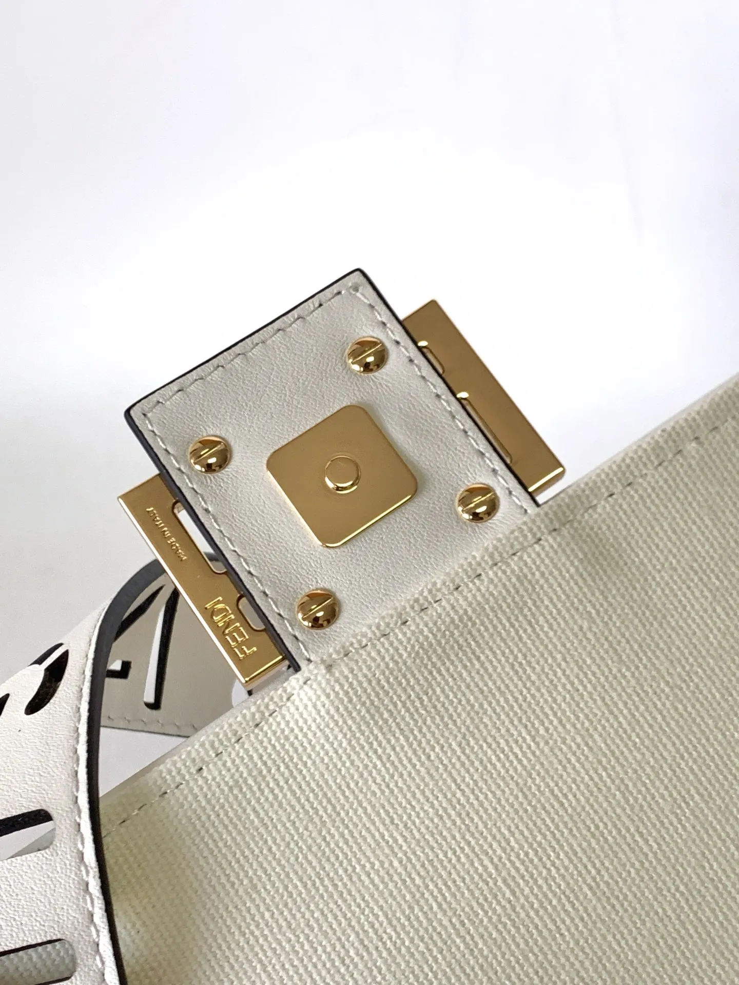 Fendi クラシックミディアムバッグ ホワイト FF刺繍 - 画像 (8)