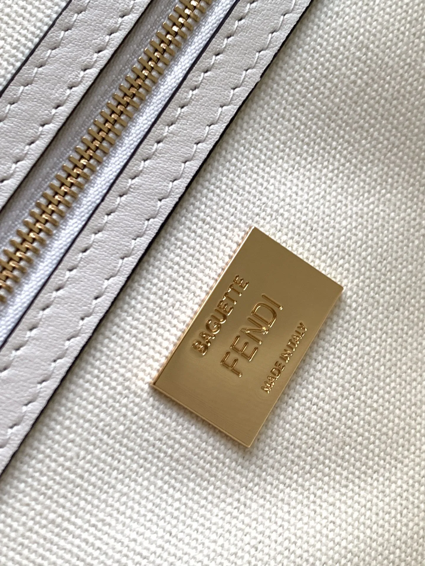 Fendi クラシックミディアムバッグ ホワイト FF刺繍 - 画像 (9)