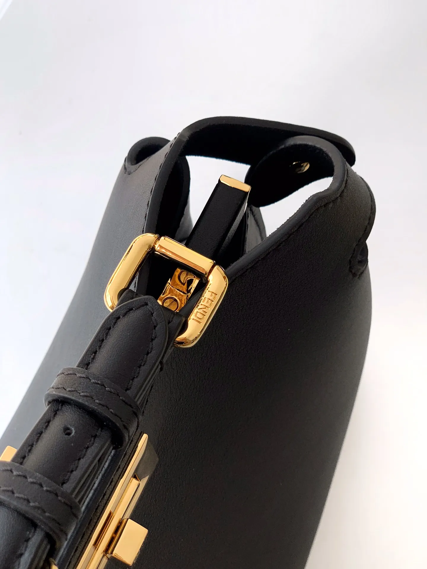 Fendi Iconic Peekaboo Soft ブラック ハンドバッグ - 画像 (9)