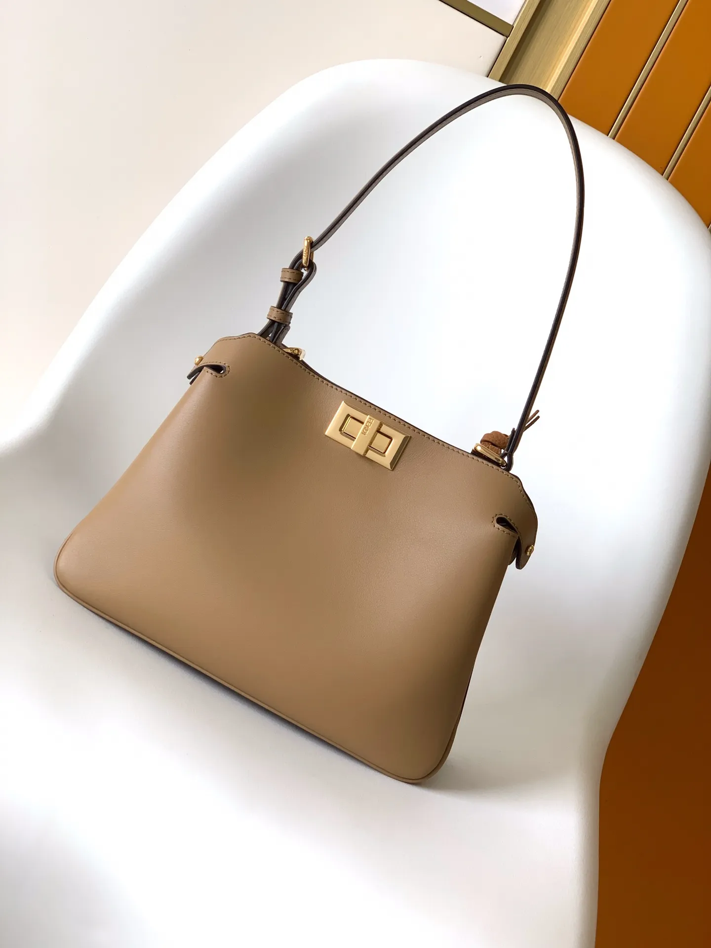 Fendi Iconic Peekaboo Soft カーキ ハンドバッグ