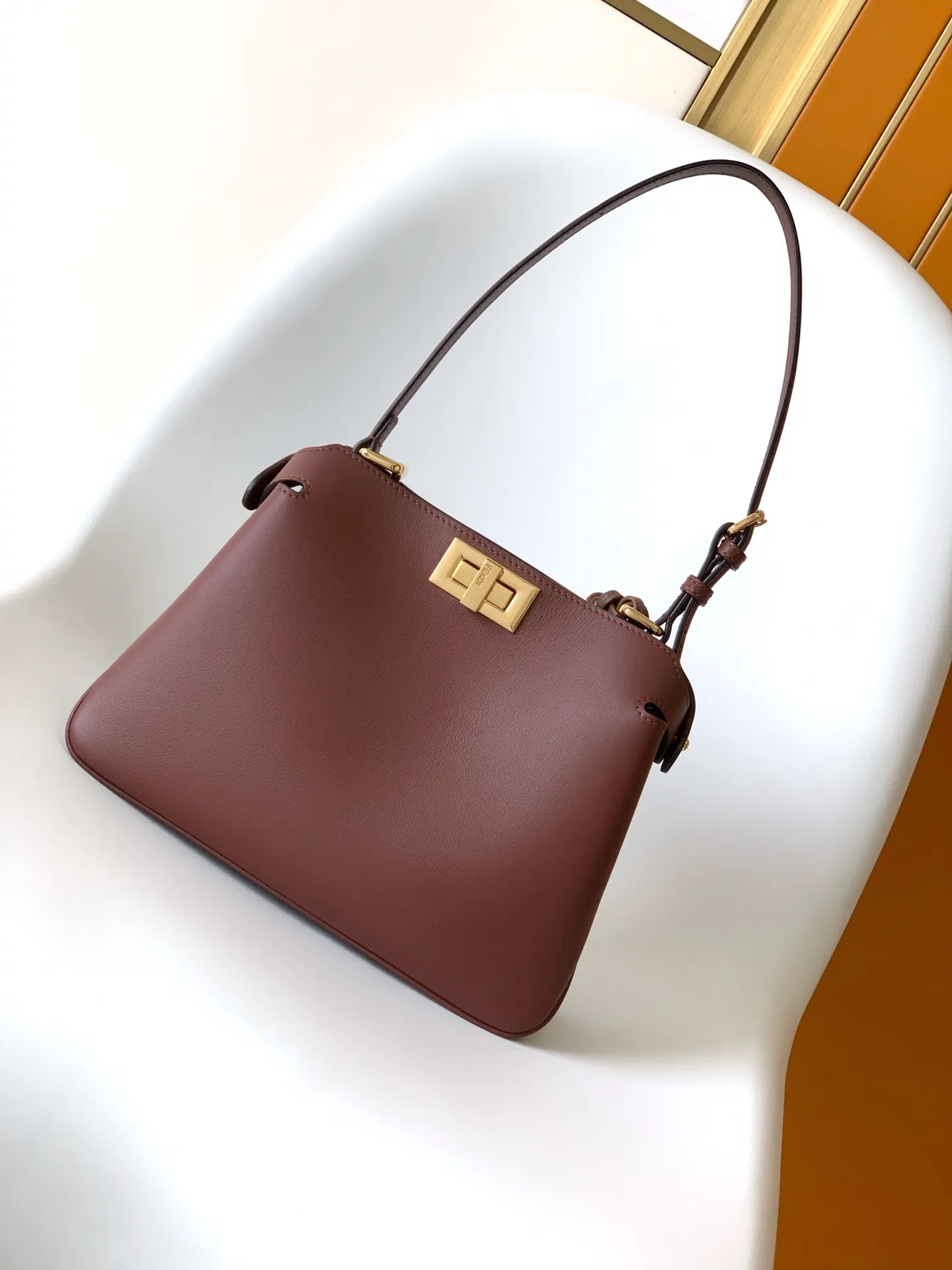 Fendi Iconic Peekaboo Soft 赤色ハンドバッグ