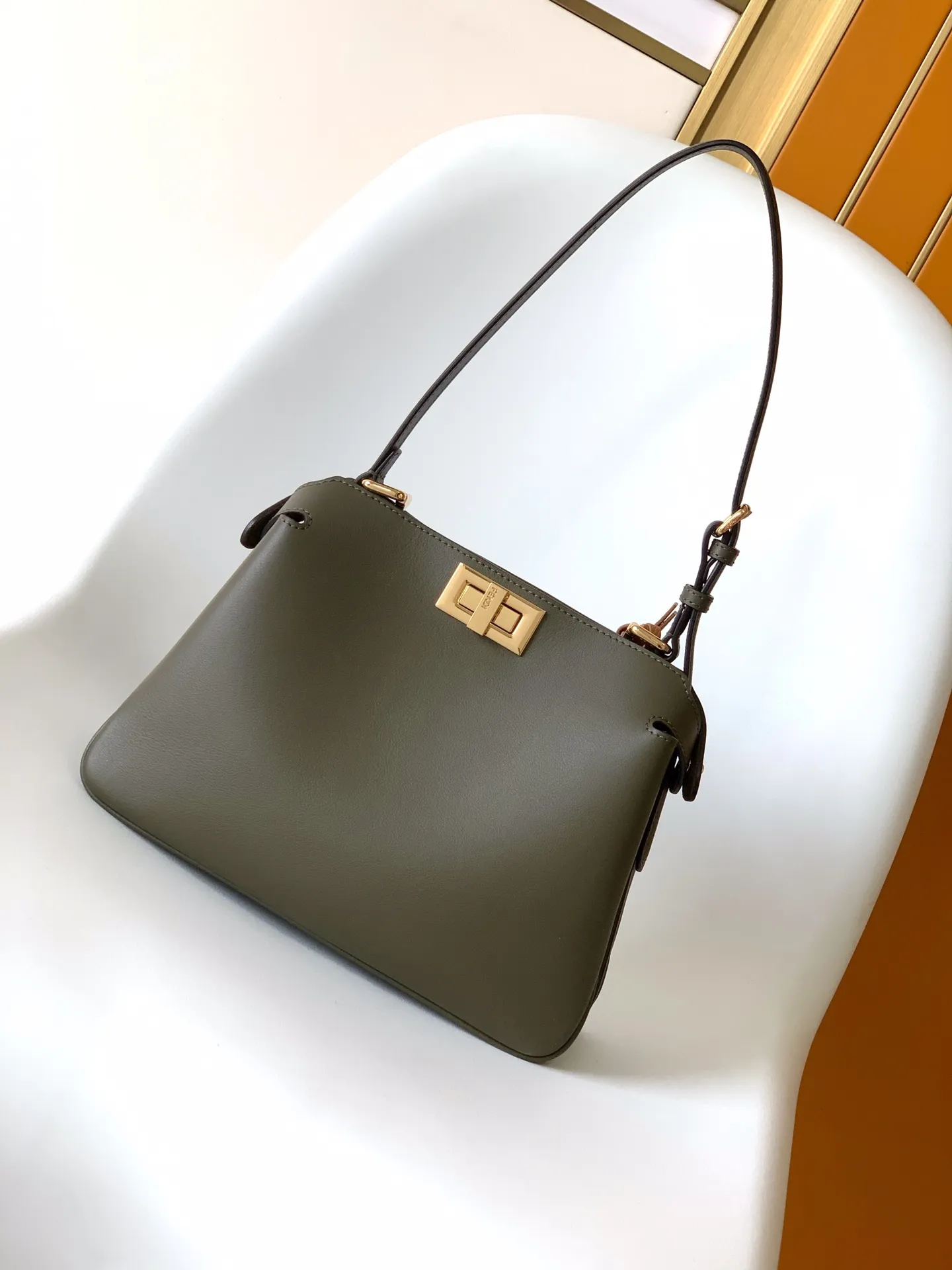 Fendi Iconic Peekaboo Soft オリーブグリーン バッグ
