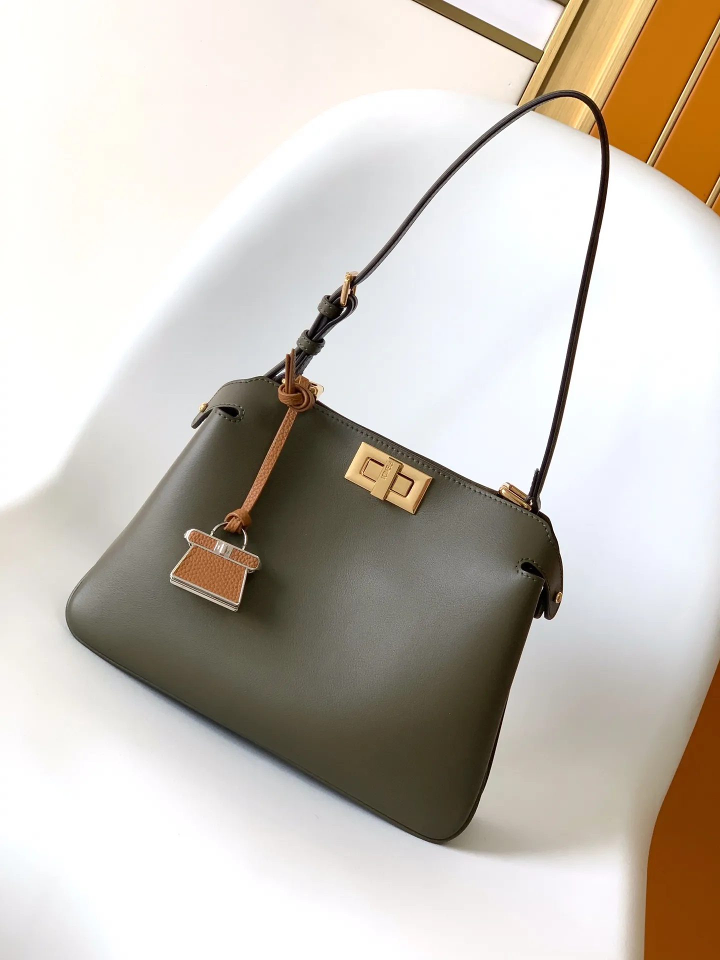 Fendi Iconic Peekaboo Soft オリーブグリーン バッグ - 画像 (3)