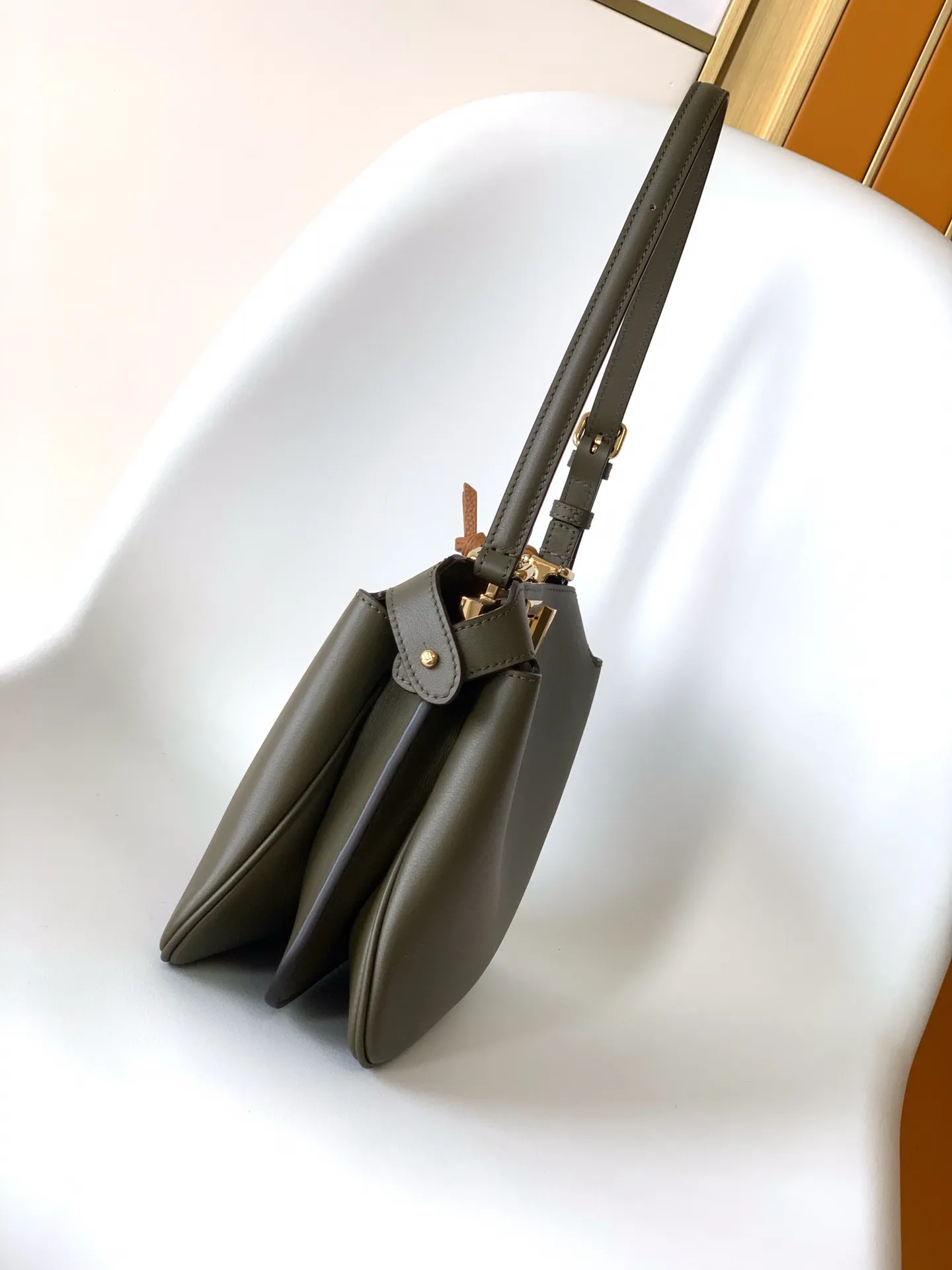 Fendi Iconic Peekaboo Soft オリーブグリーン バッグ - 画像 (4)