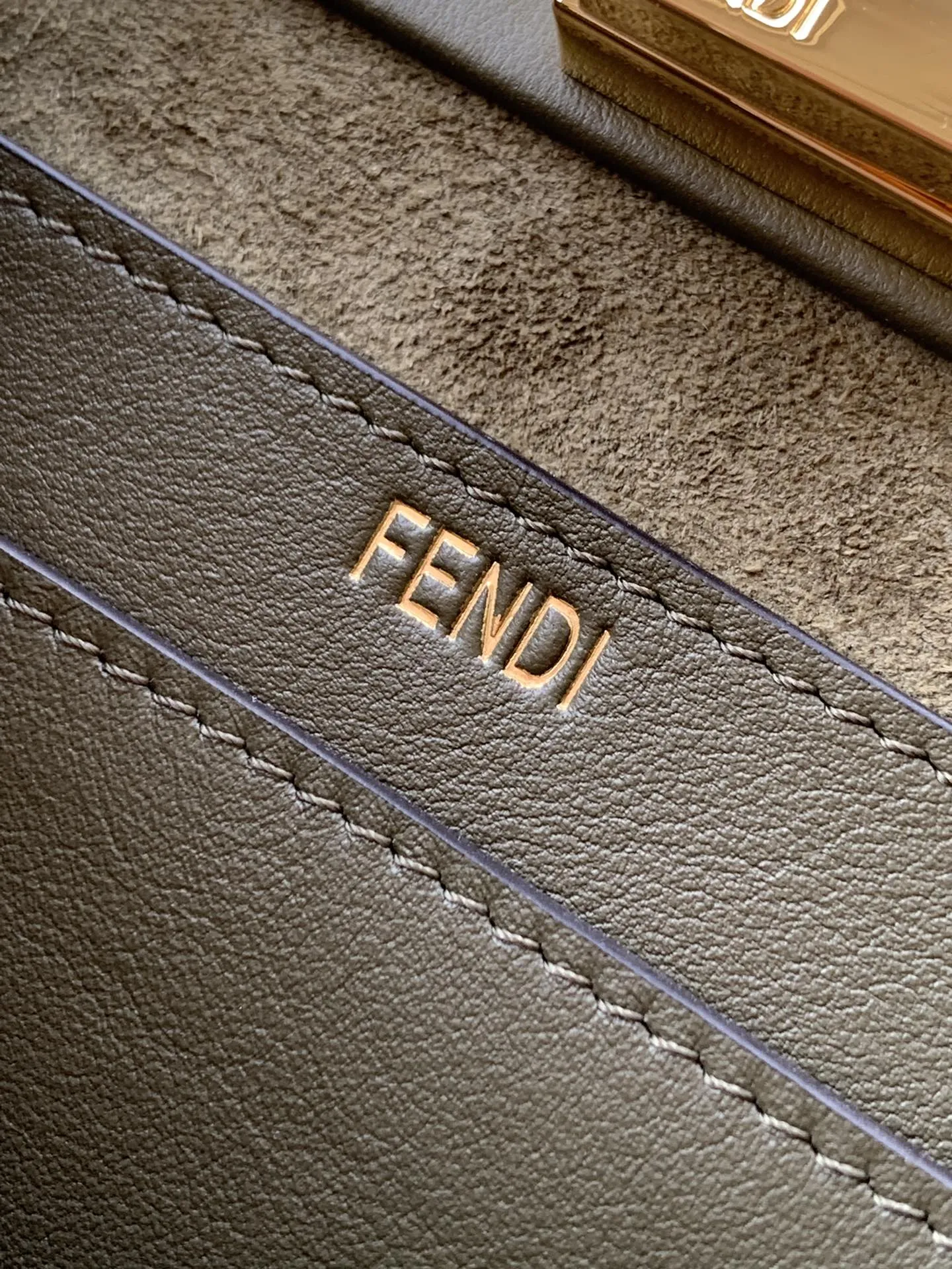 Fendi Iconic Peekaboo Soft オリーブグリーン バッグ - 画像 (8)