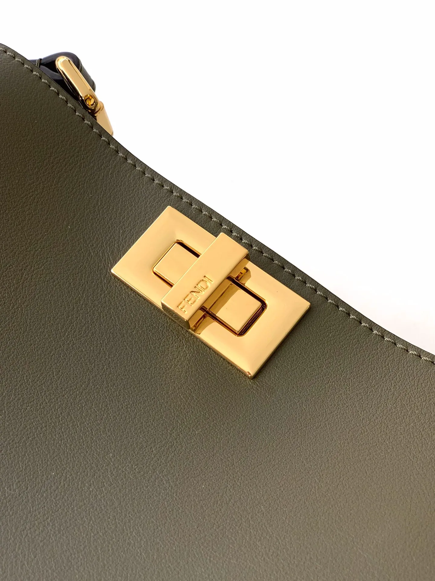 Fendi Iconic Peekaboo Soft オリーブグリーン バッグ - 画像 (9)