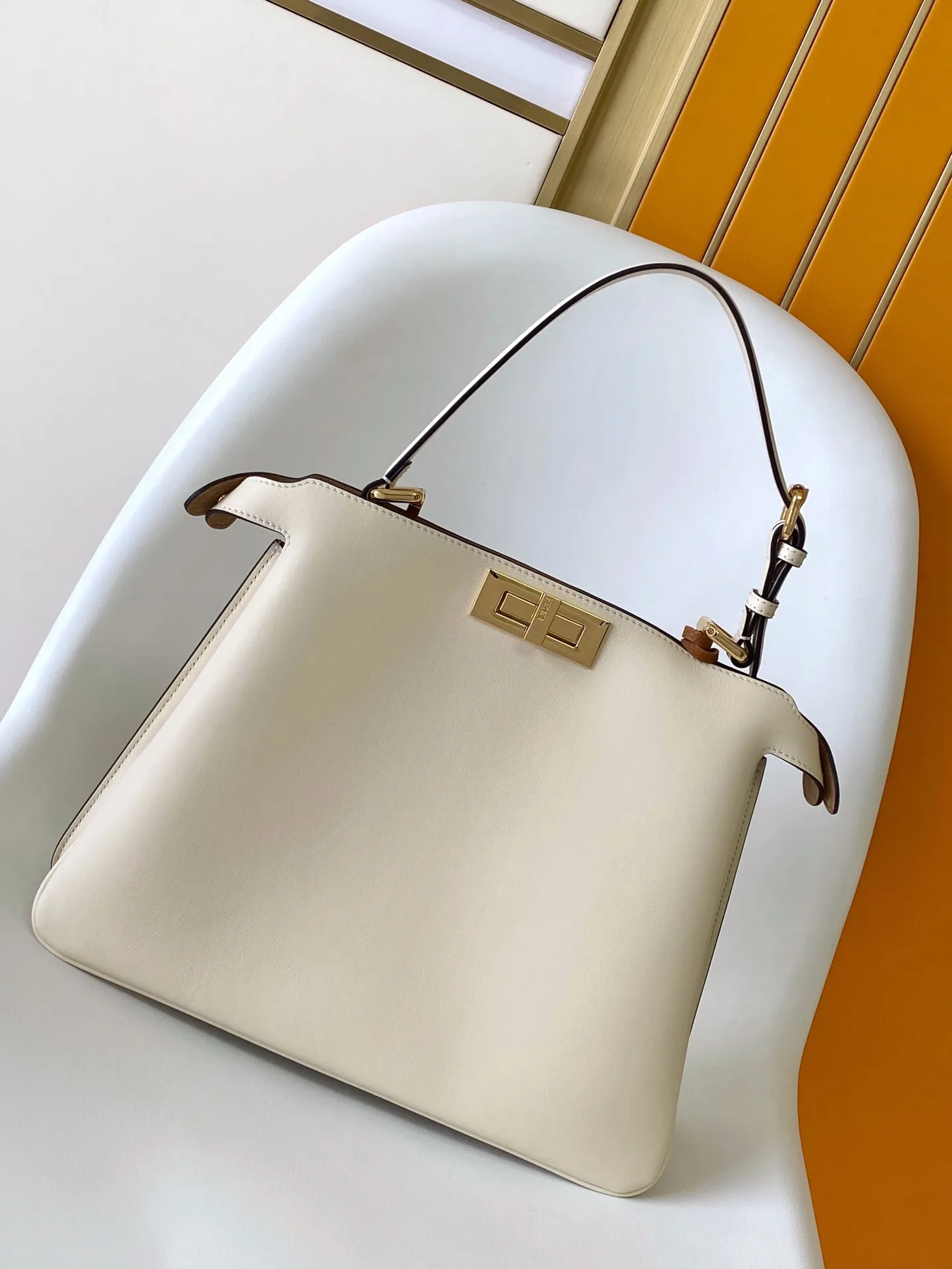 Fendi Iconic Peekaboo Soft クリーム色 ショルダーバッグ