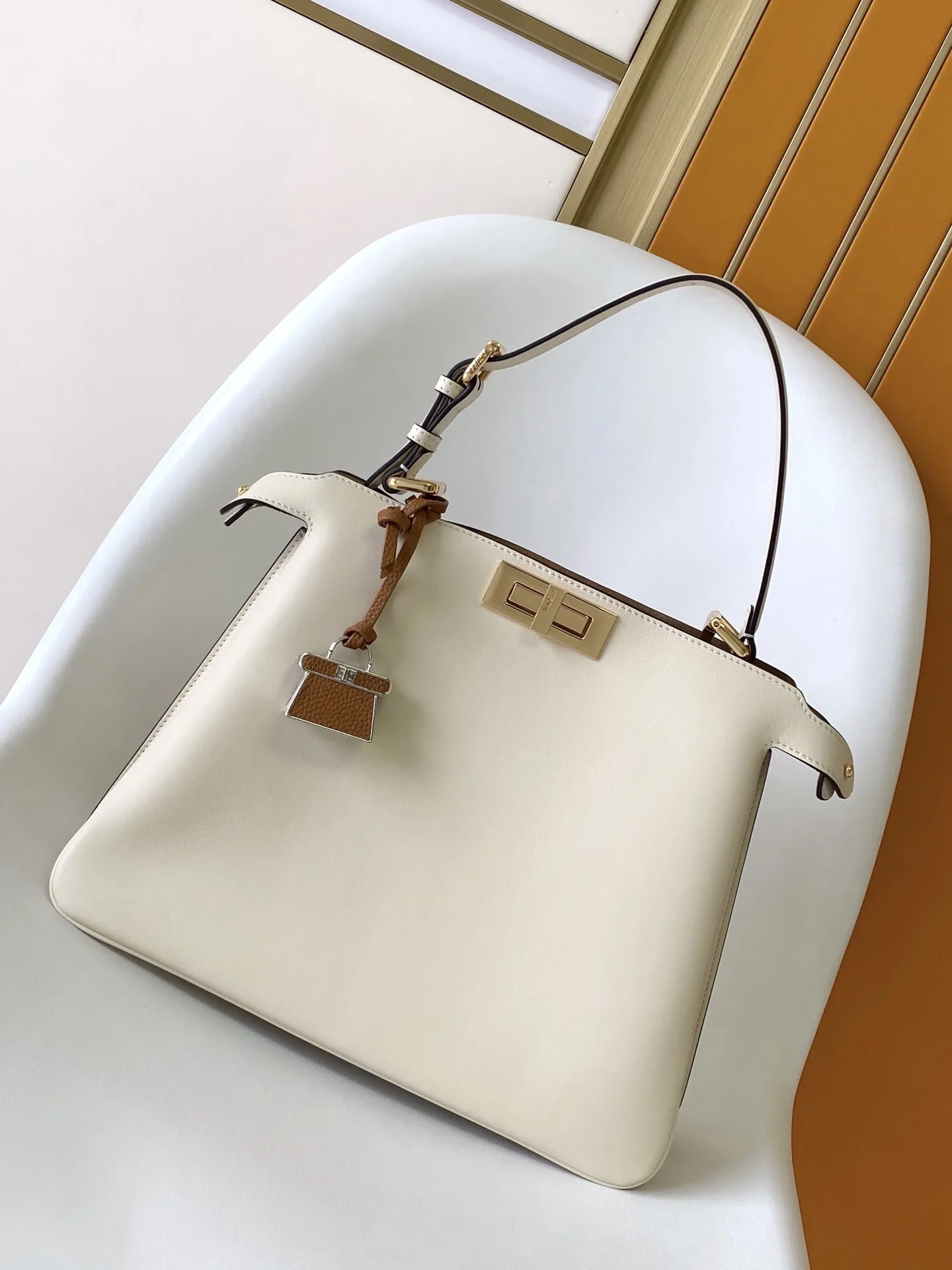 Fendi Iconic Peekaboo Soft クリーム色 ショルダーバッグ - 画像 (3)