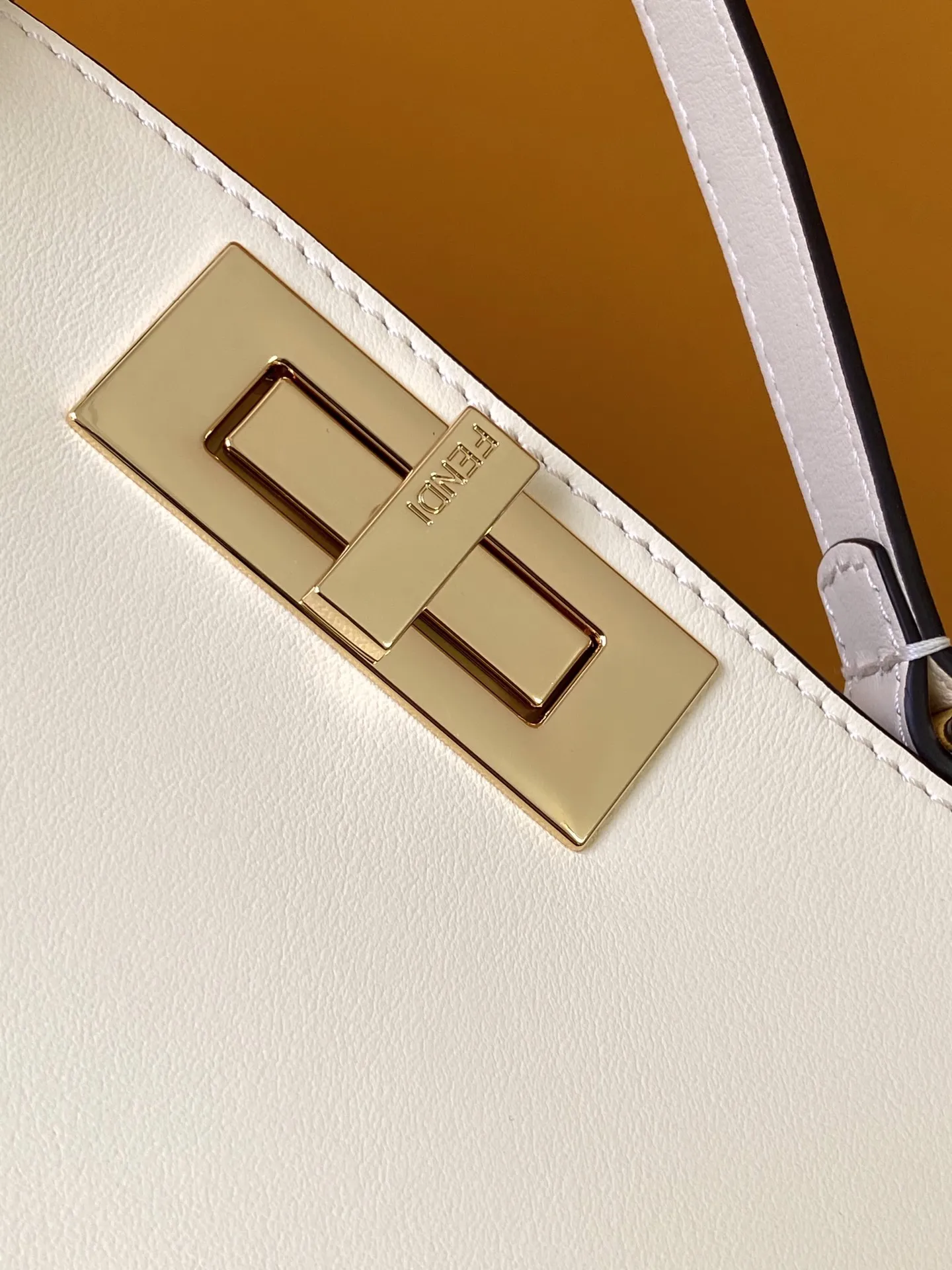 Fendi Iconic Peekaboo Soft クリーム色 ショルダーバッグ - 画像 (10)