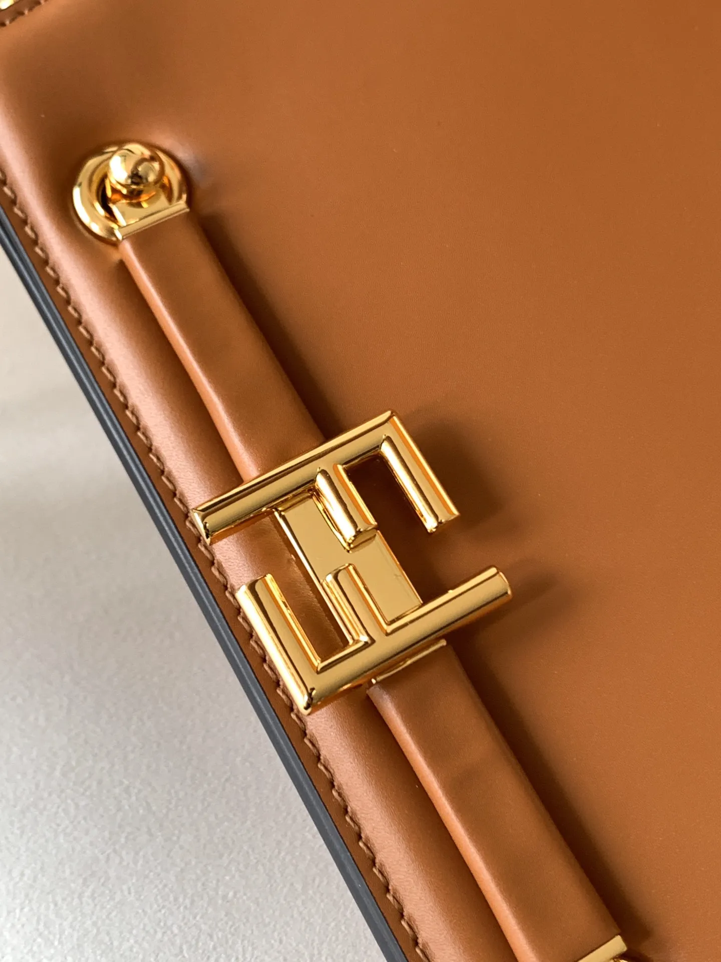 Fendi touch 風琴ハンドバッグ 茶色 レザー - 画像 (6)