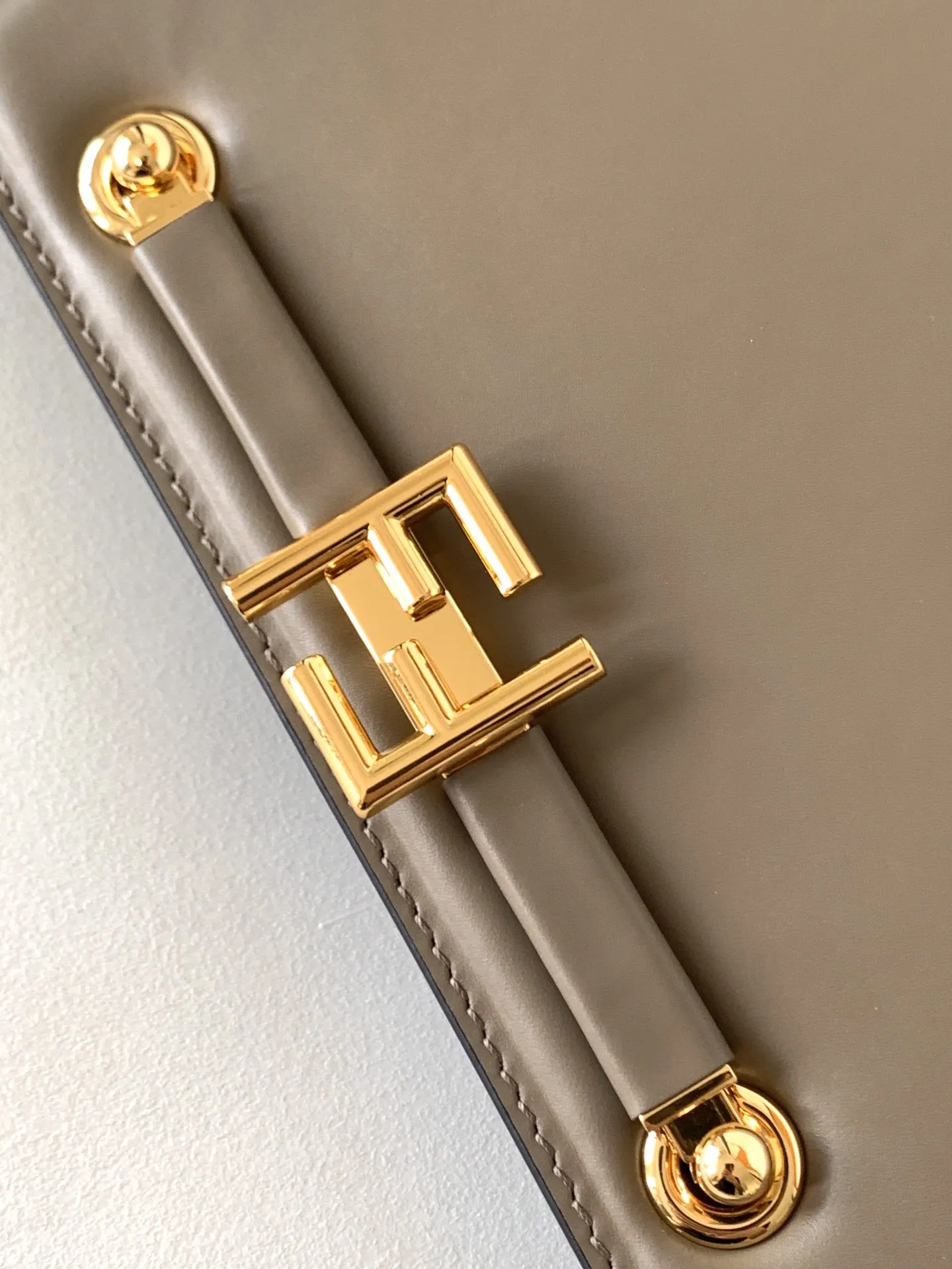 Fendi touch 風琴ハンドバッグ グレー レザー - 画像 (6)