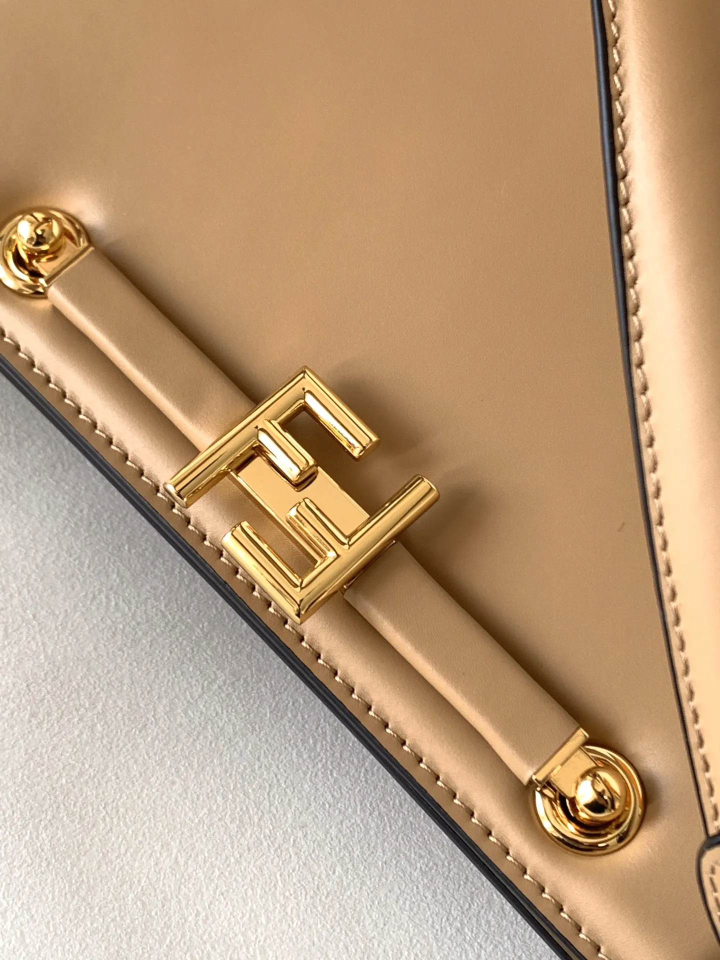 Fendi touch 風琴ハンドバッグ ベージュ レザー - 画像 (6)