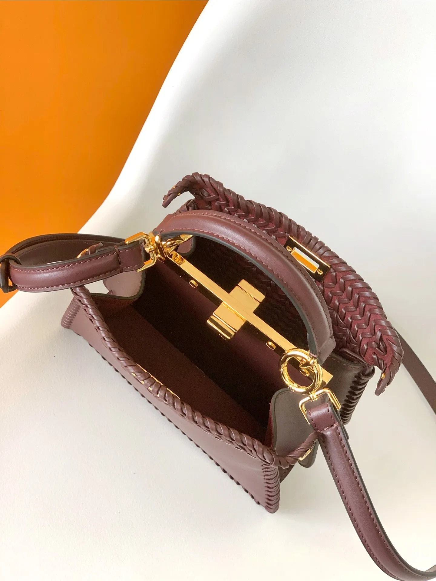 Fendi Iconic Peekaboo ISeeU Mini バーガンディ編みバッグ - 画像 (6)