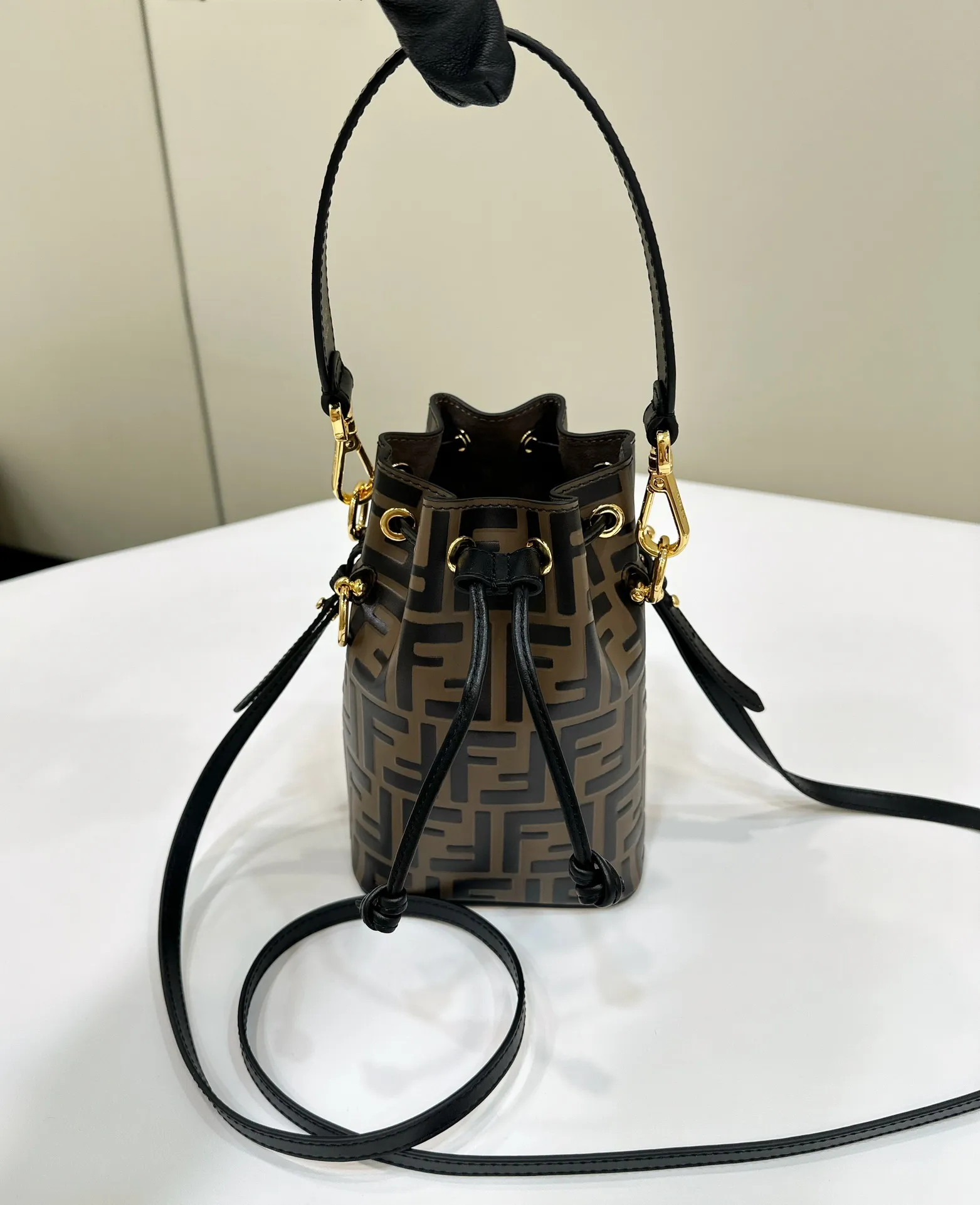 FENDI MON TRESOR ブラック 全皮老花水桶バッグ - 画像 (3)