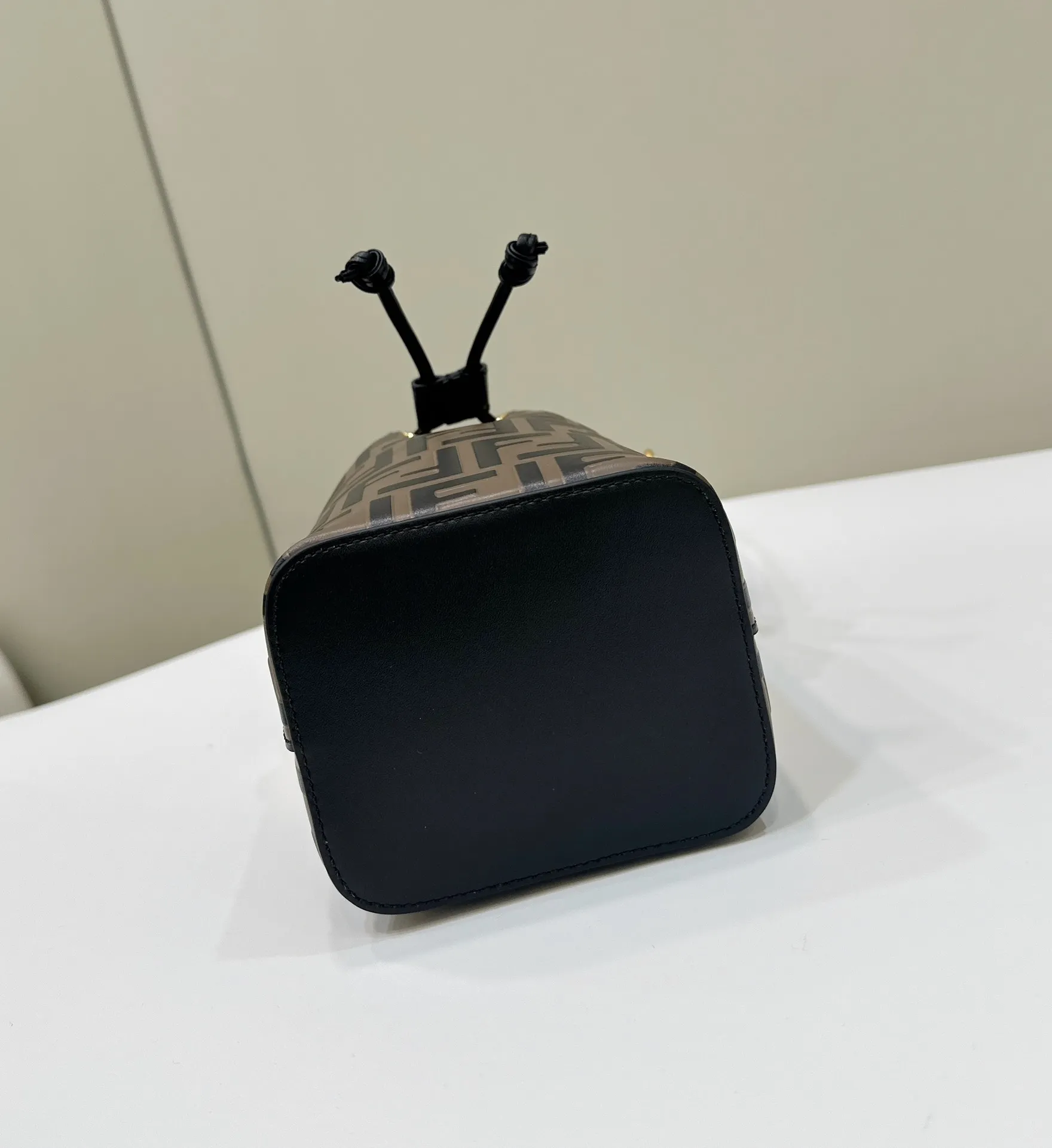 FENDI MON TRESOR ブラック 全皮老花水桶バッグ - 画像 (6)