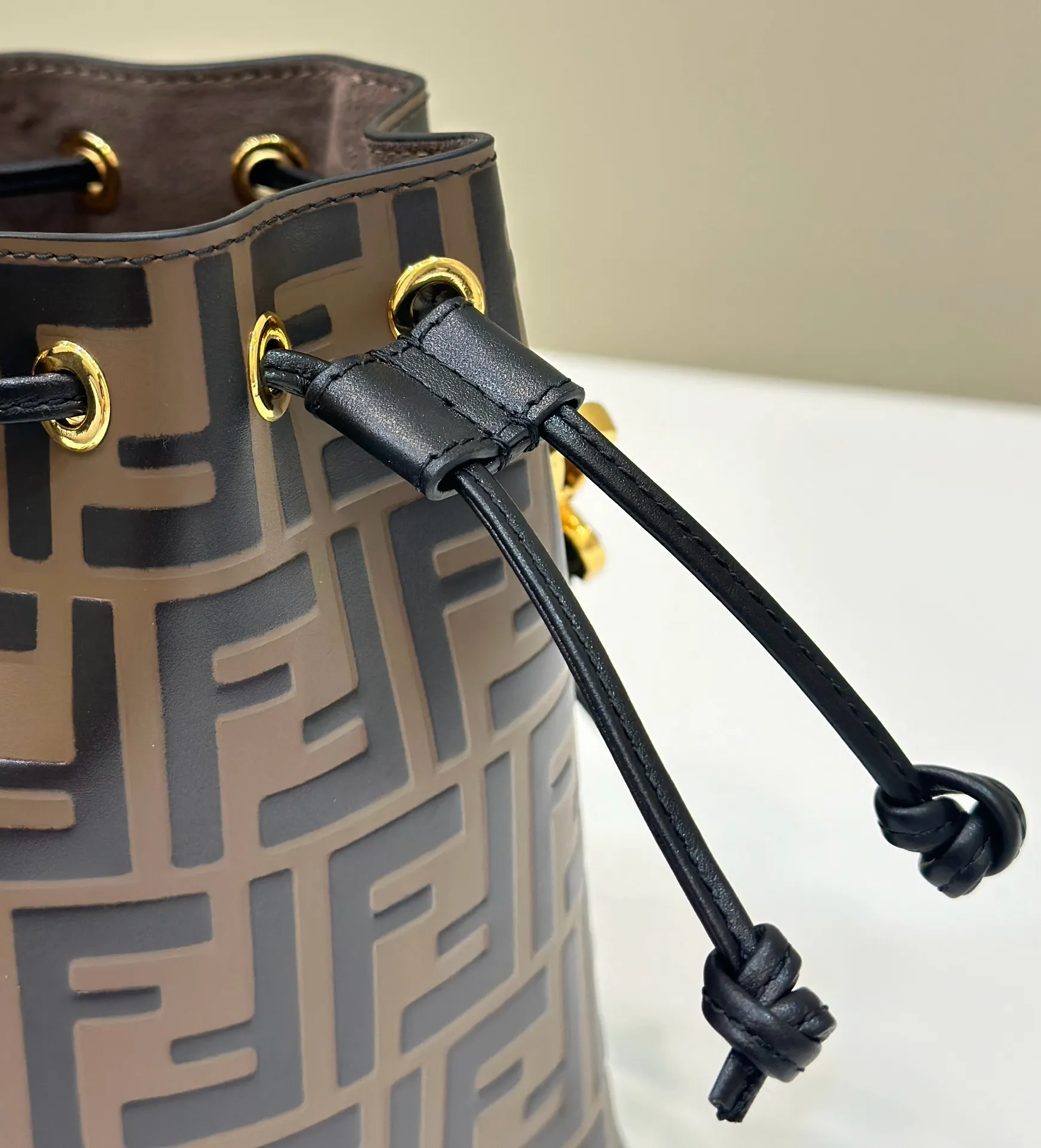 FENDI MON TRESOR ブラック 全皮老花水桶バッグ - 画像 (7)