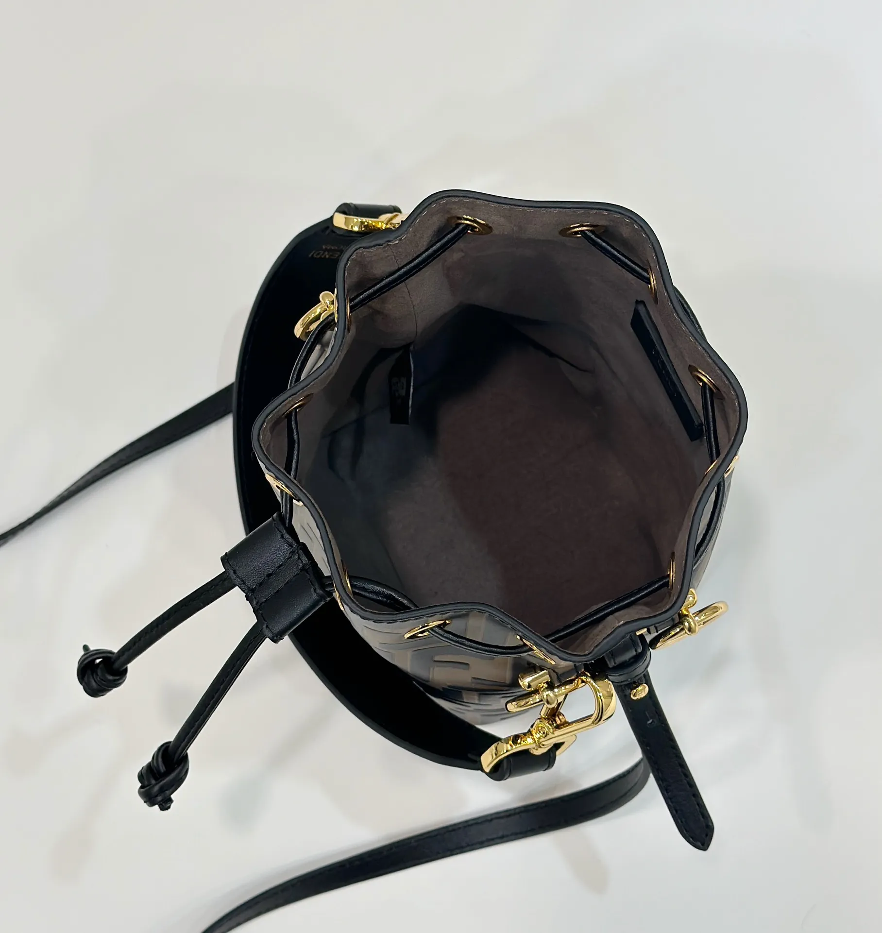 FENDI MON TRESOR ブラック 全皮老花水桶バッグ - 画像 (10)