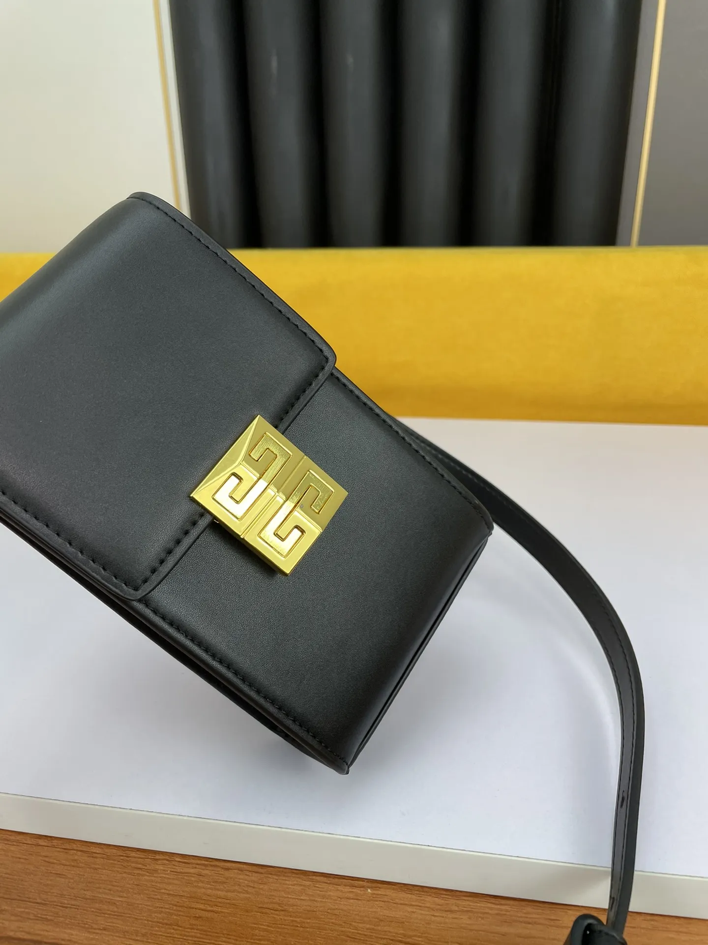 GIVENCHY ブラック新しい携帯電話バッグの金属製磁気バックル - 画像 (5)