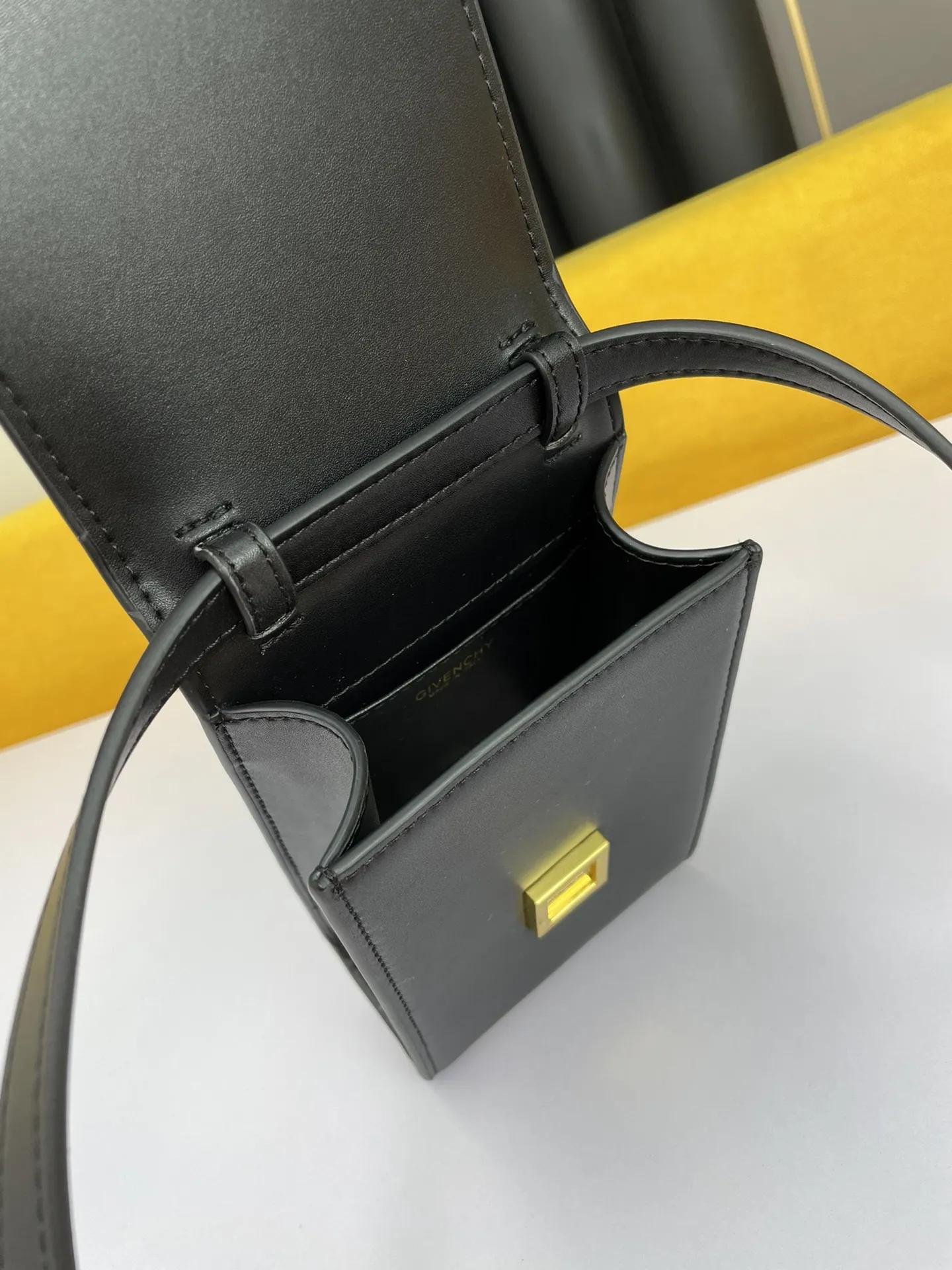 GIVENCHY ブラック新しい携帯電話バッグの金属製磁気バックル - 画像 (9)