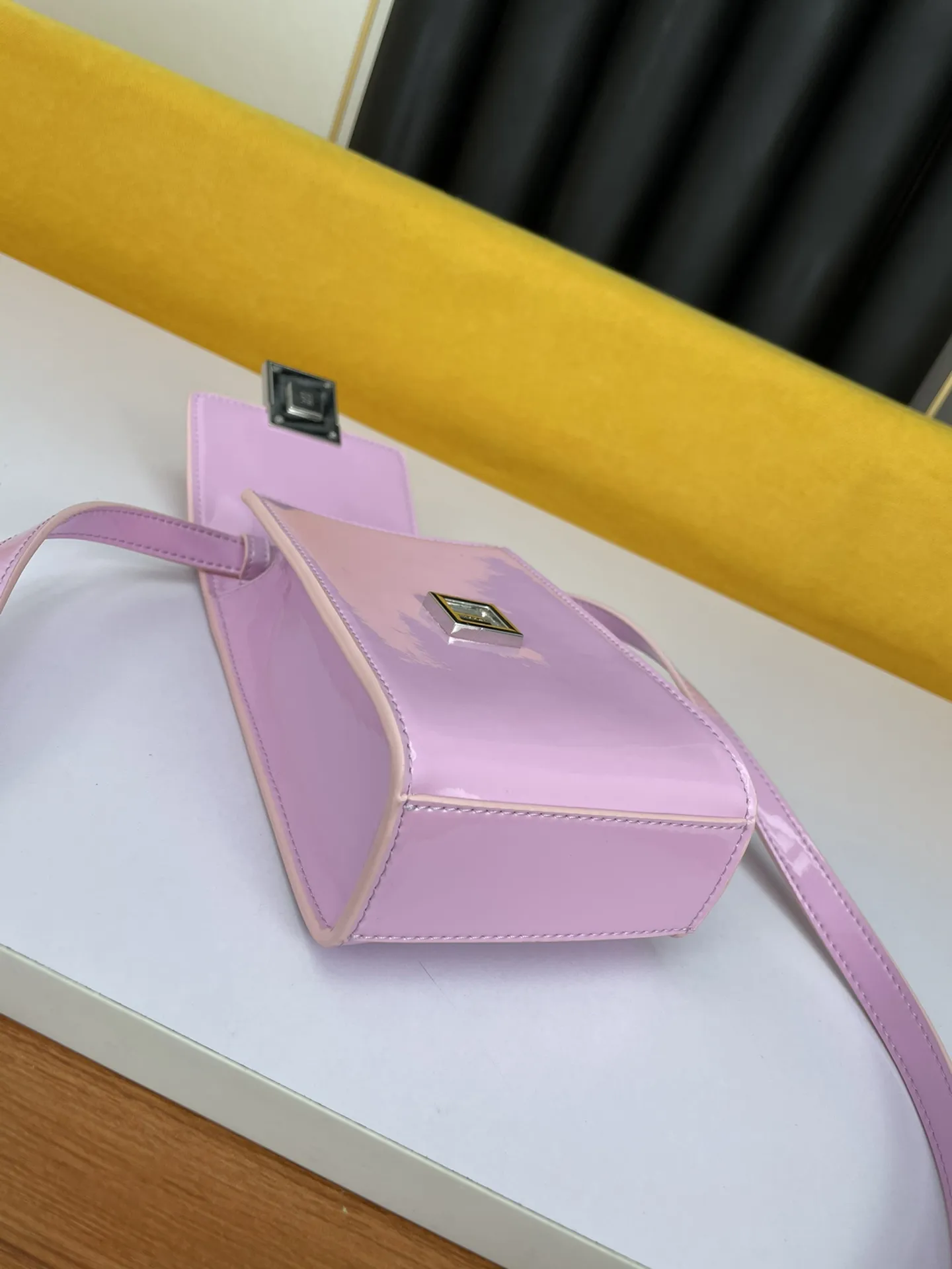 GIVENCHY ジバンシーピンク新作携帯ケース - 画像 (6)