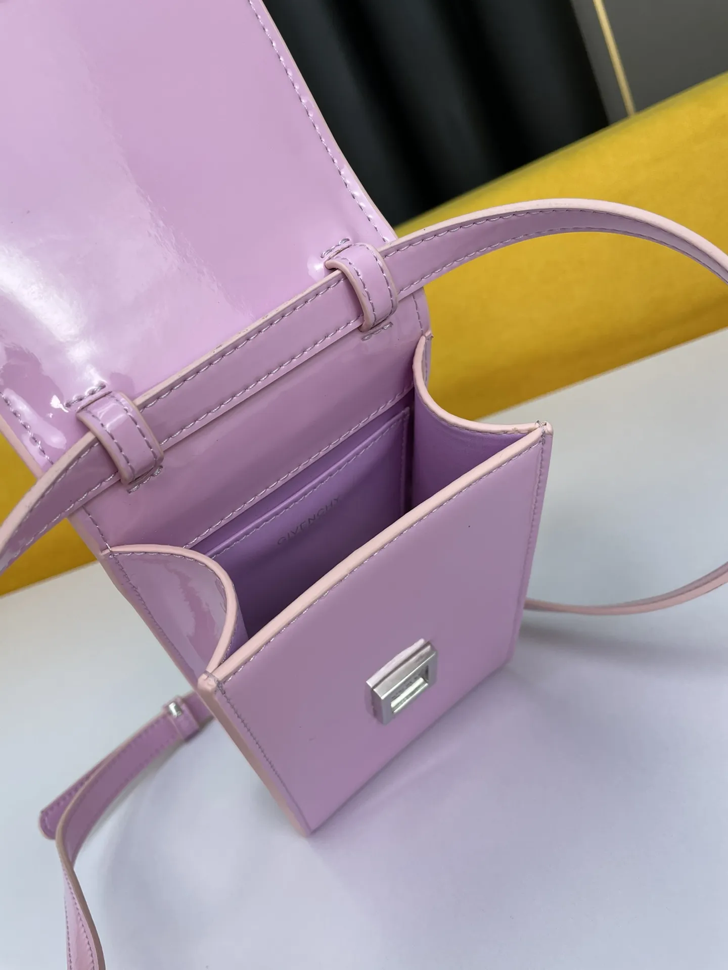 GIVENCHY ジバンシーピンク新作携帯ケース - 画像 (8)