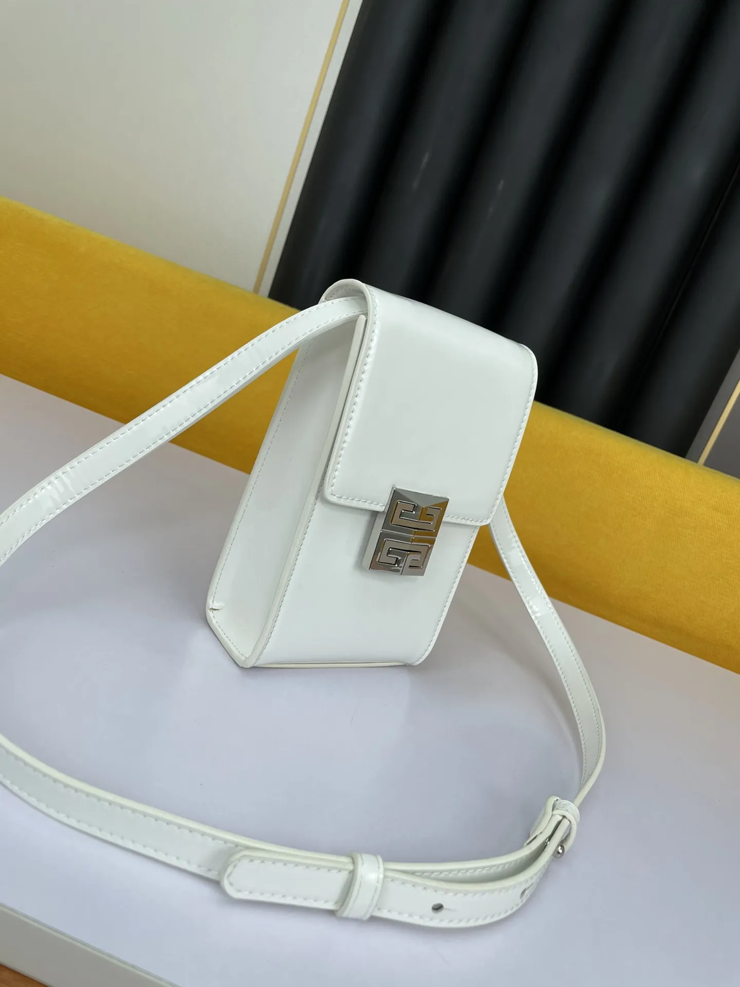 GIVENCHY ジバンシィ ホワイト ショルダーバッグ - 画像 (3)