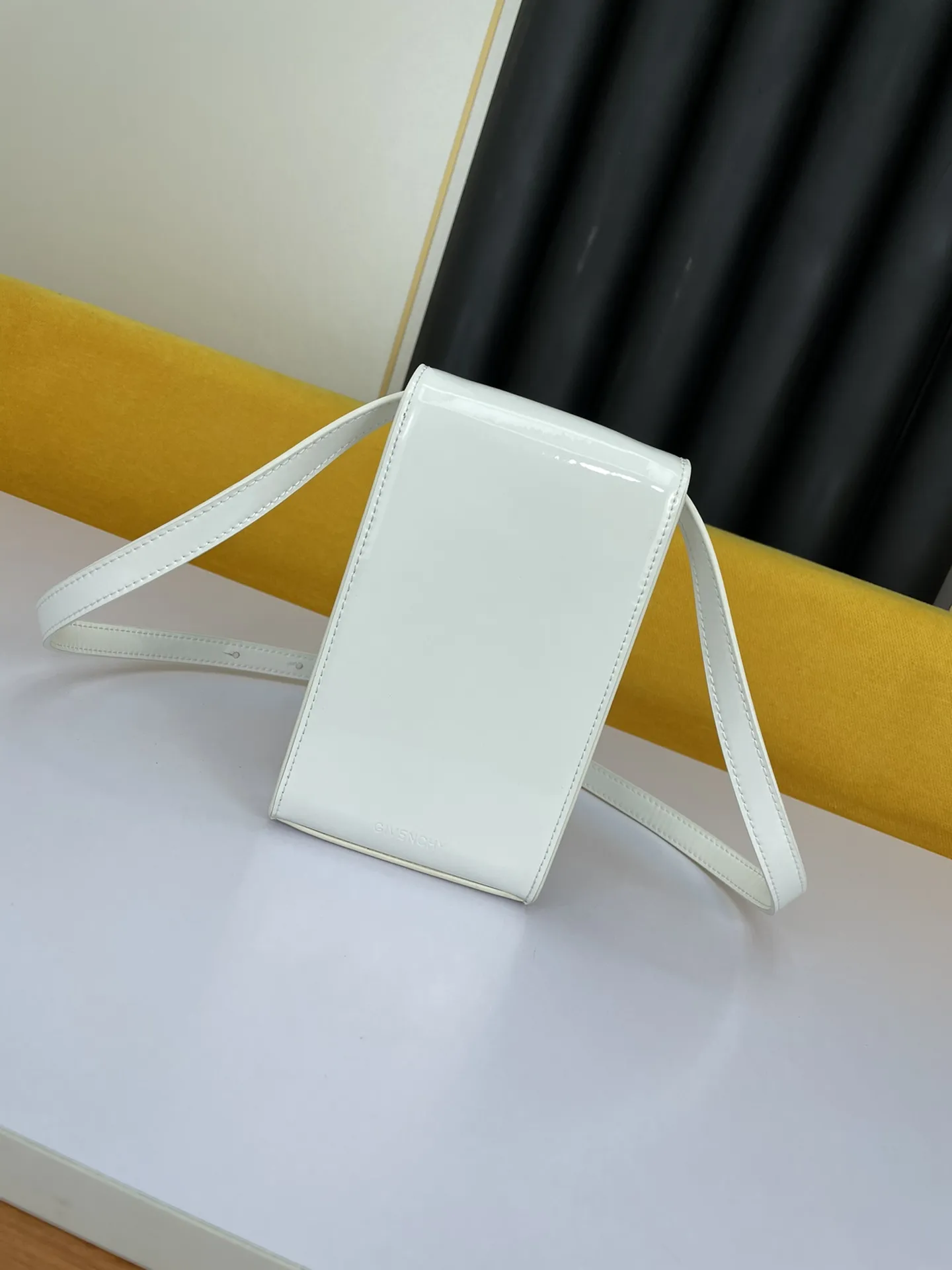 GIVENCHY ジバンシィ ホワイト ショルダーバッグ - 画像 (4)