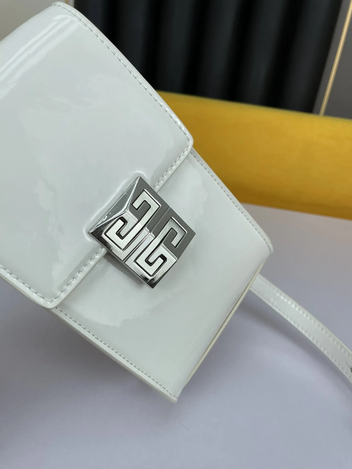 GIVENCHY ジバンシィ ホワイト ショルダーバッグ - 画像 (5)