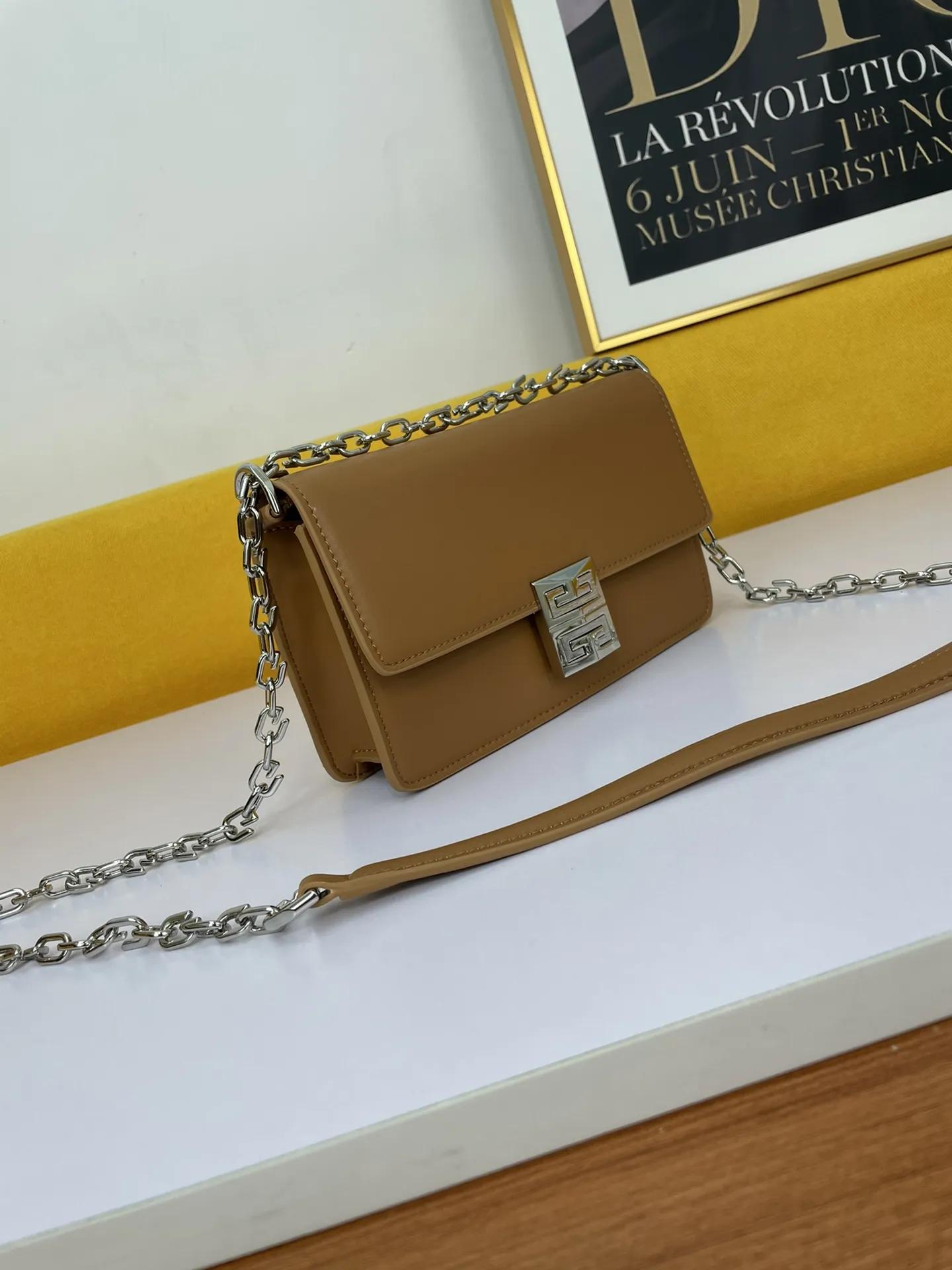 GIVENCHY 茶色 小号チェーンバッグをめくる - 画像 (3)