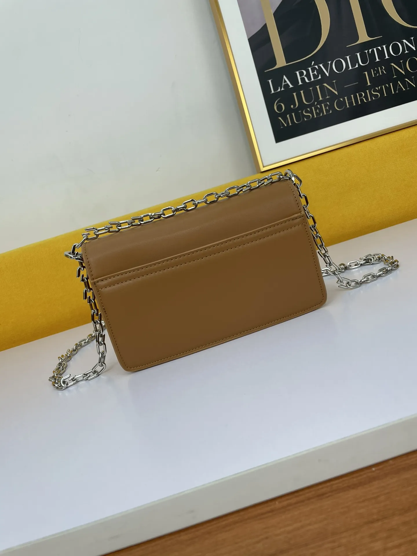 GIVENCHY 茶色 小号チェーンバッグをめくる - 画像 (4)