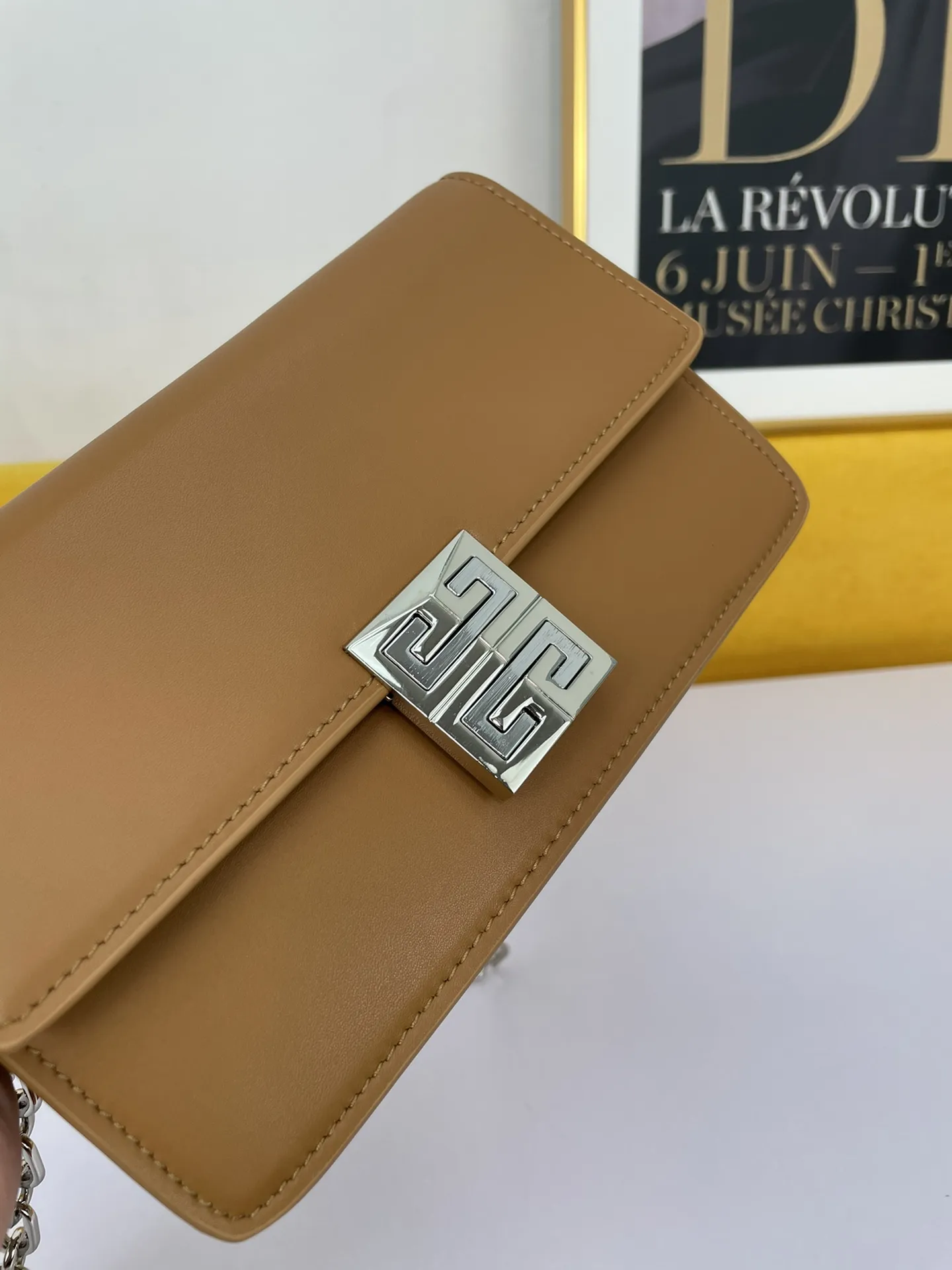 GIVENCHY 茶色 小号チェーンバッグをめくる - 画像 (5)