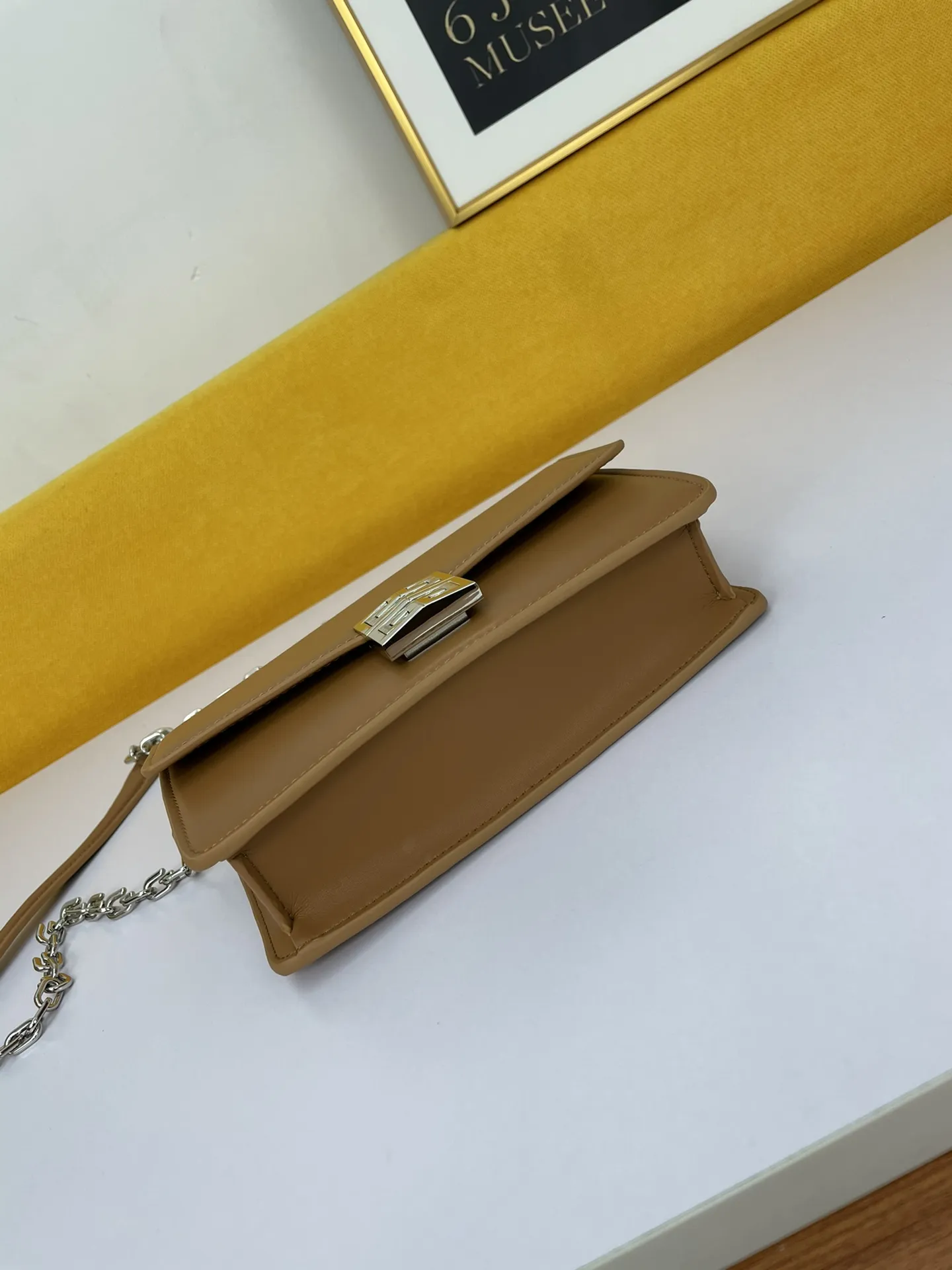 GIVENCHY 茶色 小号チェーンバッグをめくる - 画像 (6)