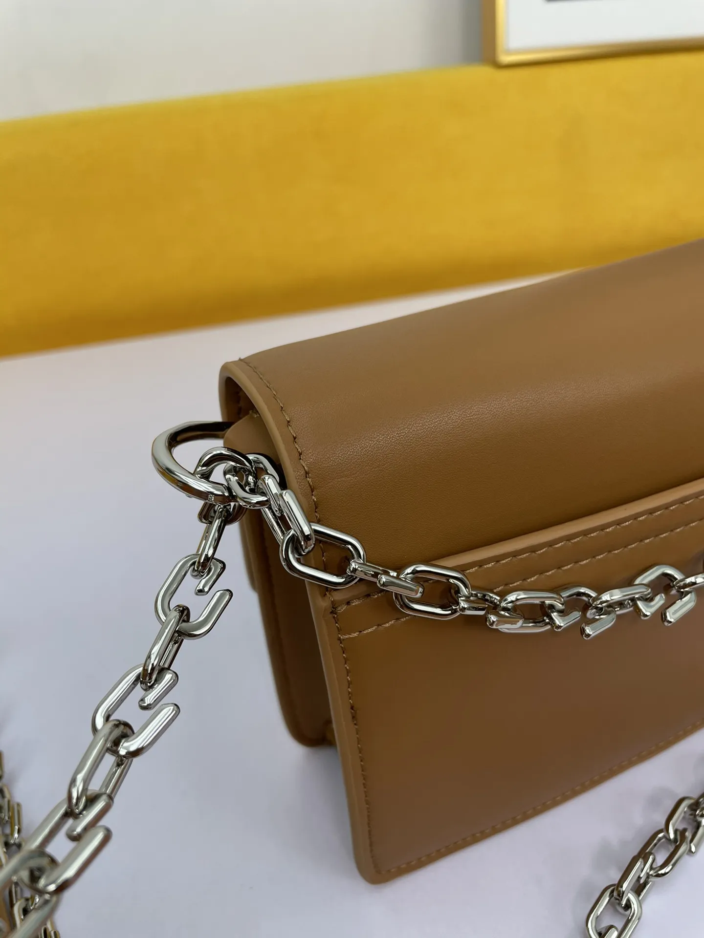 GIVENCHY 茶色 小号チェーンバッグをめくる - 画像 (7)