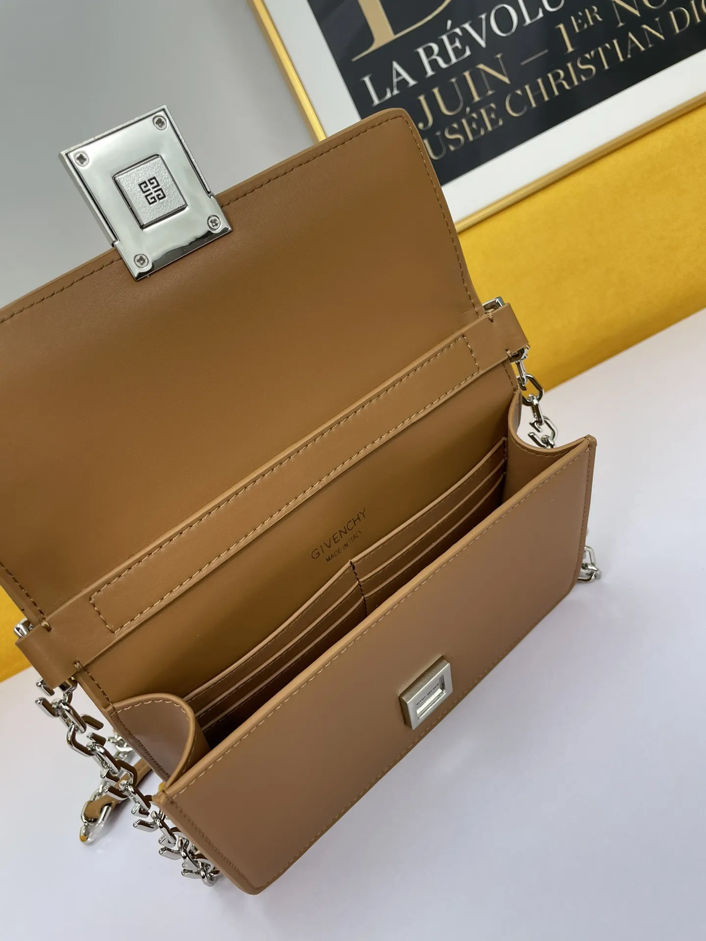 GIVENCHY 茶色 小号チェーンバッグをめくる - 画像 (8)
