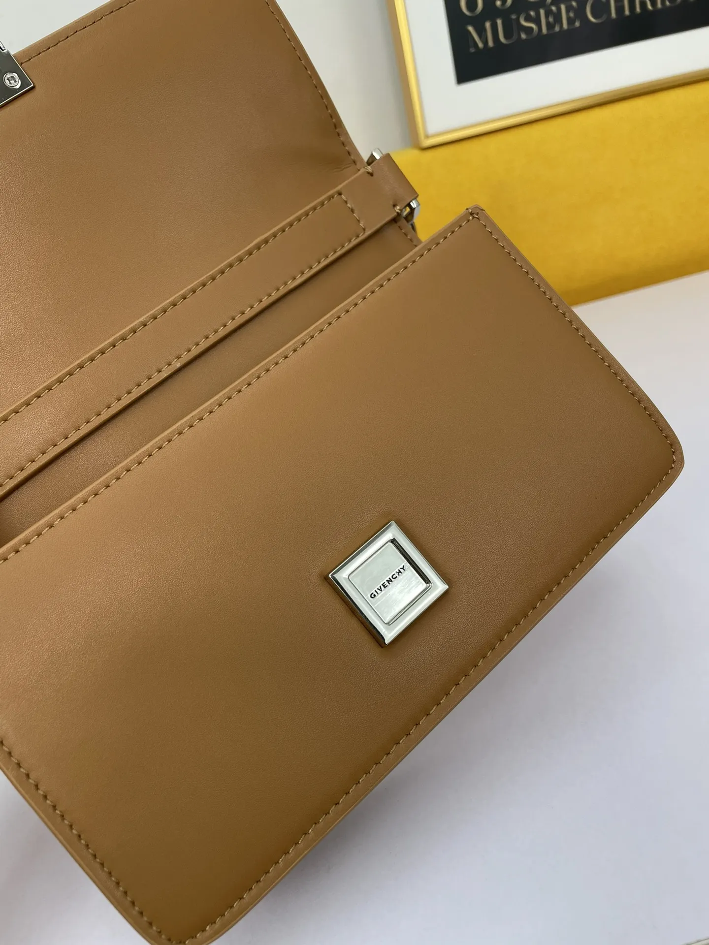 GIVENCHY 茶色 小号チェーンバッグをめくる - 画像 (9)