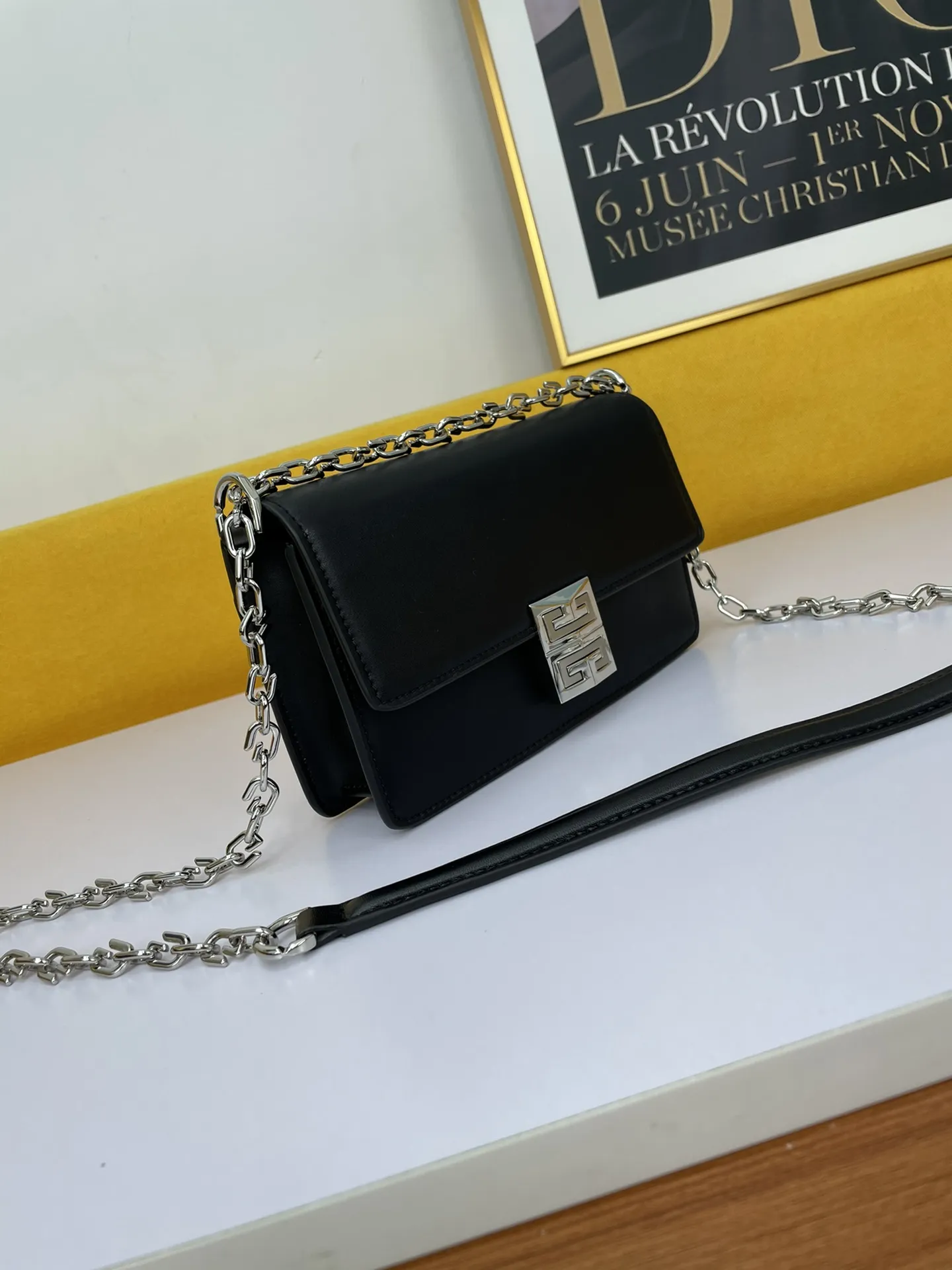 GIVENCHY ジバンシィ ブラック 小型ショルダーバッグ - 画像 (3)