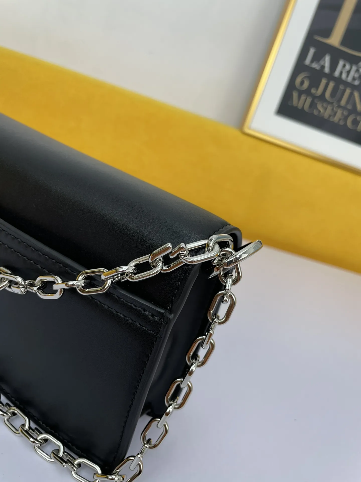 GIVENCHY ジバンシィ ブラック 小型ショルダーバッグ - 画像 (7)