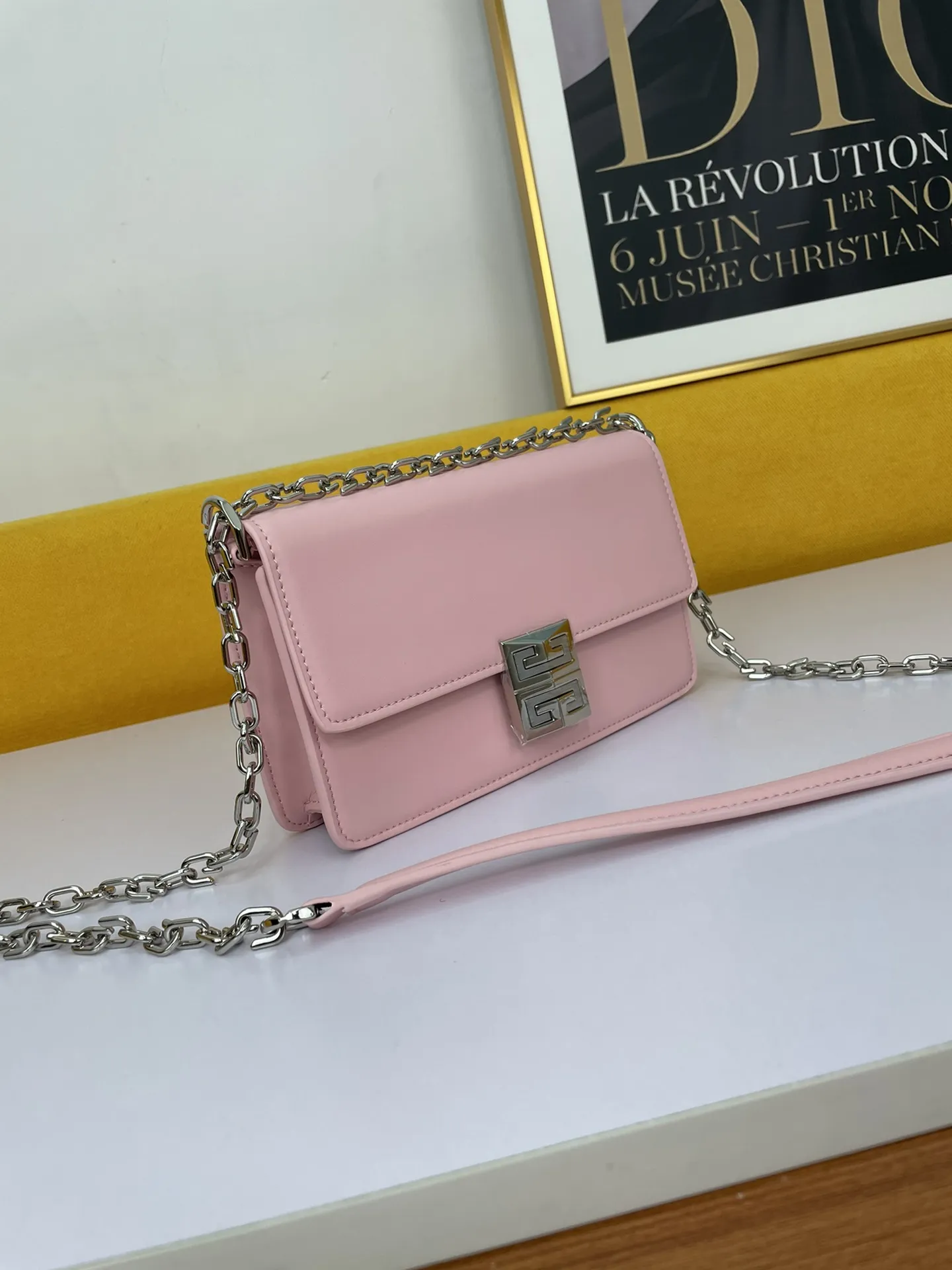 GIVENCHY ジバンシィ ピンク 小型 ショルダーバッグ - 画像 (3)