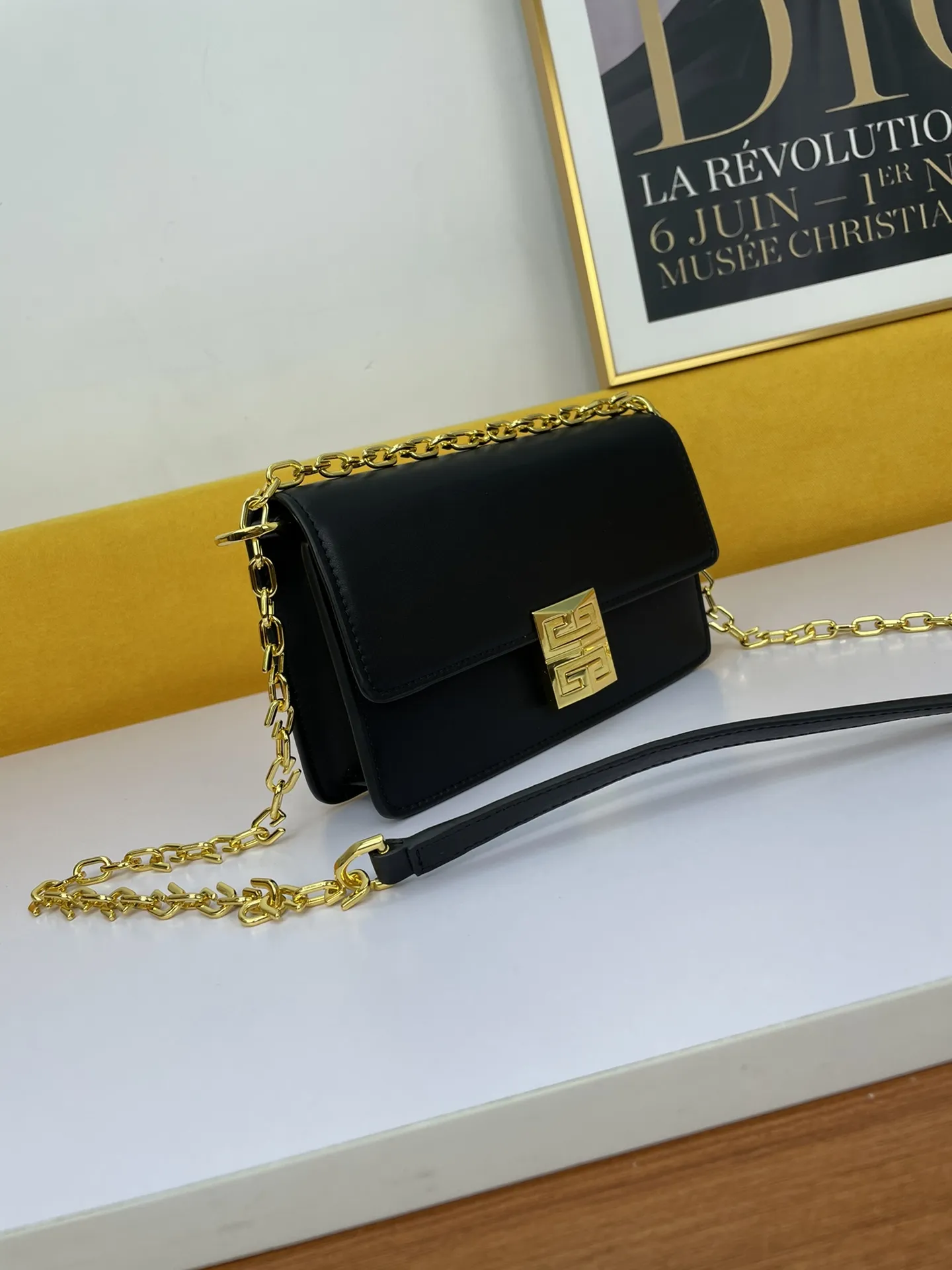 GIVENCHY ジバンシィ ブラック 小型チェーンバッグ - 画像 (3)