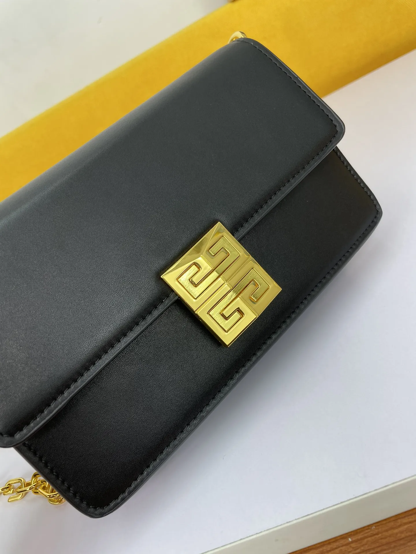 GIVENCHY ジバンシィ ブラック 小型チェーンバッグ - 画像 (5)