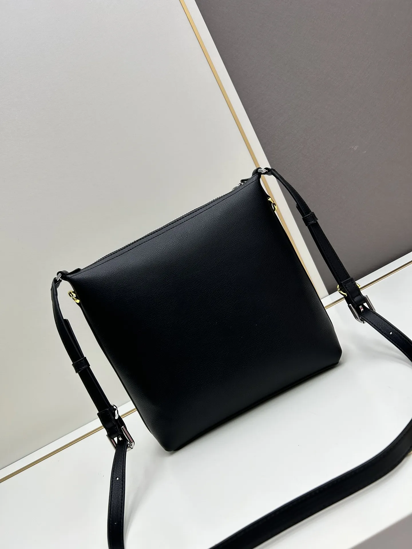 Givenchy ブラック Voyou 斜め掛けバッグ - 画像 (5)