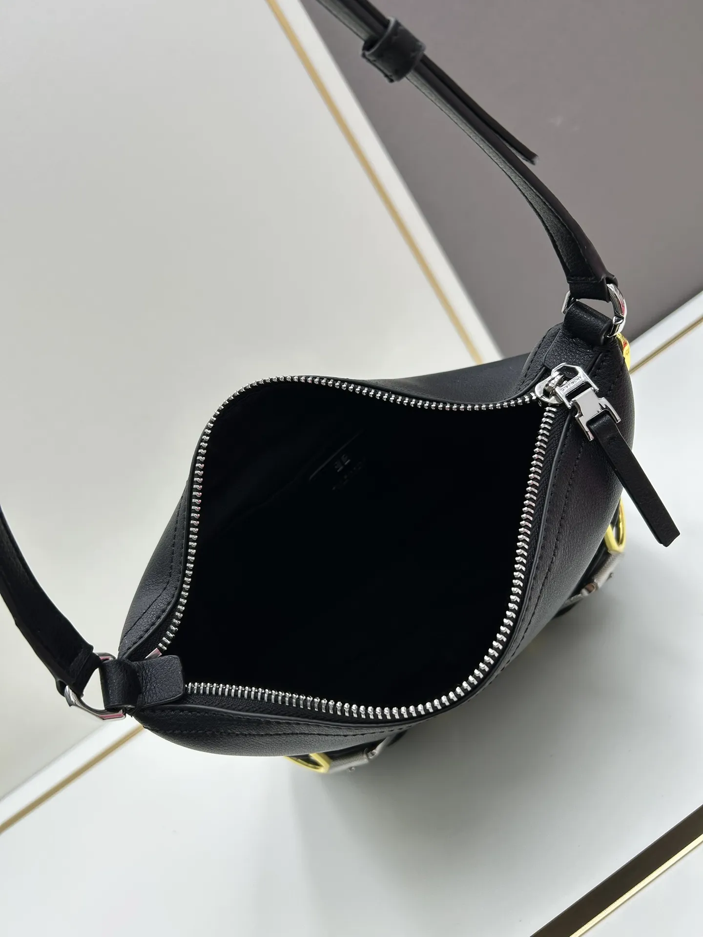 Givenchy ブラック Voyou 斜め掛けバッグ - 画像 (9)